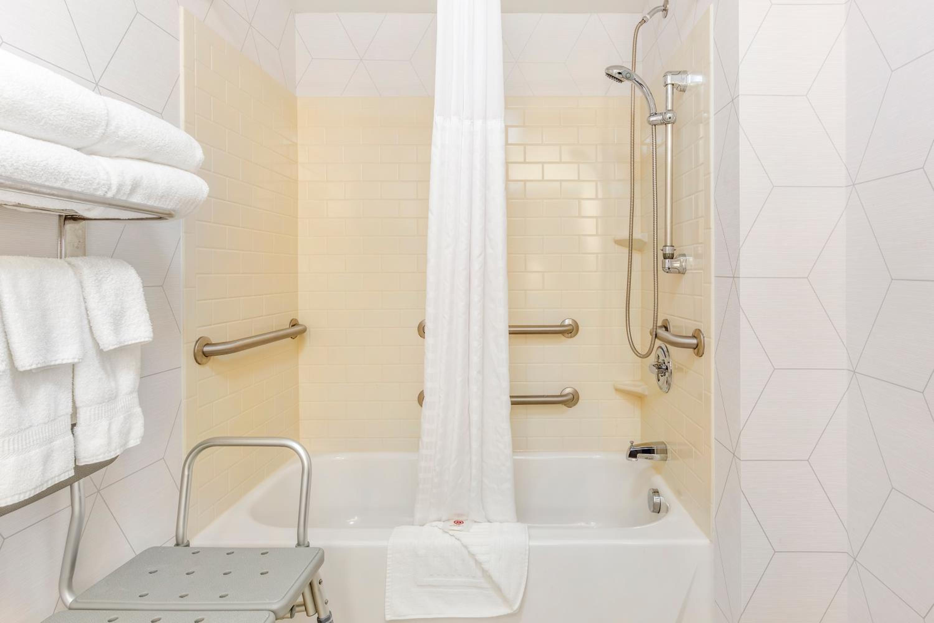 King Suite with Accessible Tub - Accessible/Non-Smoking - Photo 2