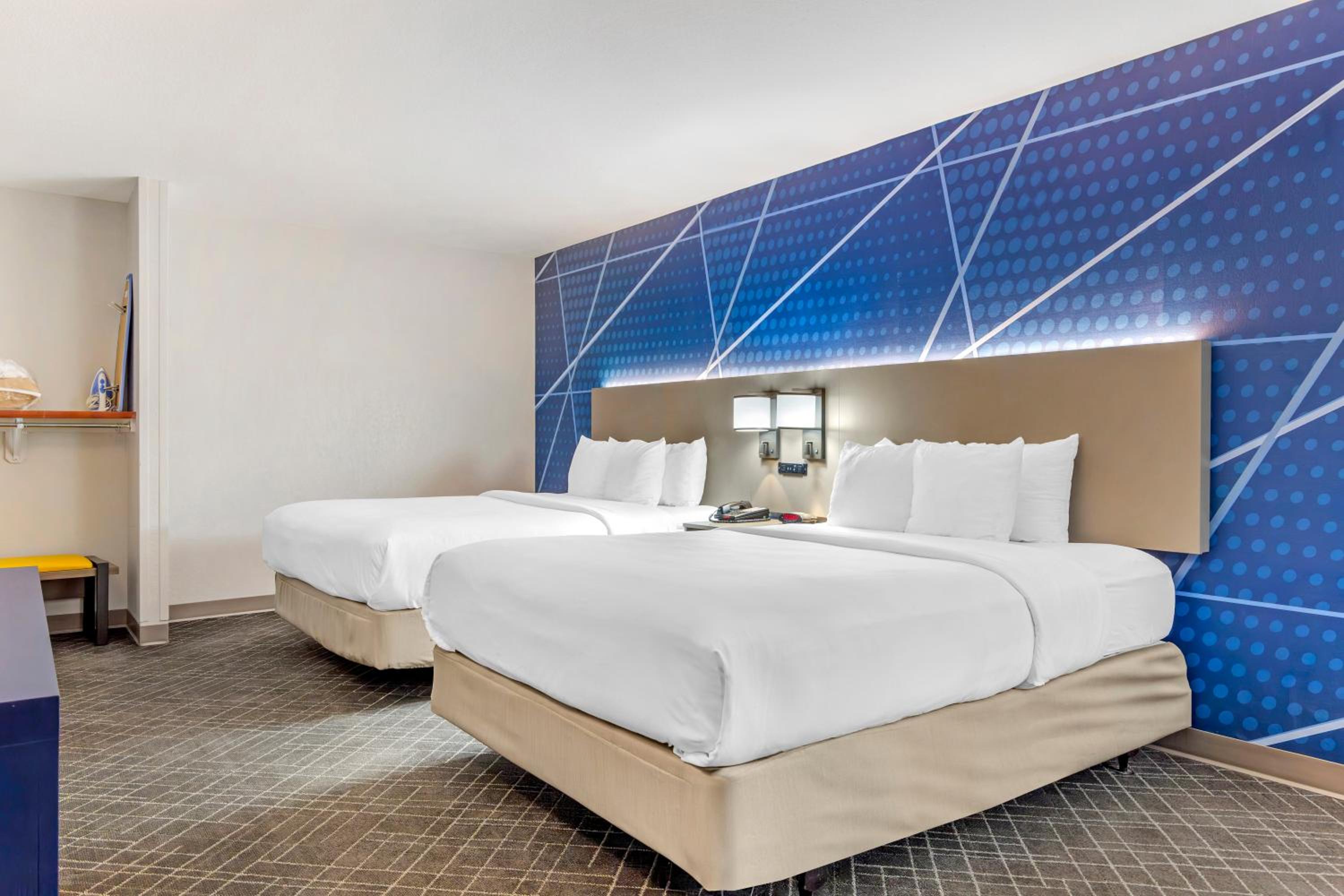 Queen Suite with Two Queen Beds - Accessible/Non-Smoking - Photo 3