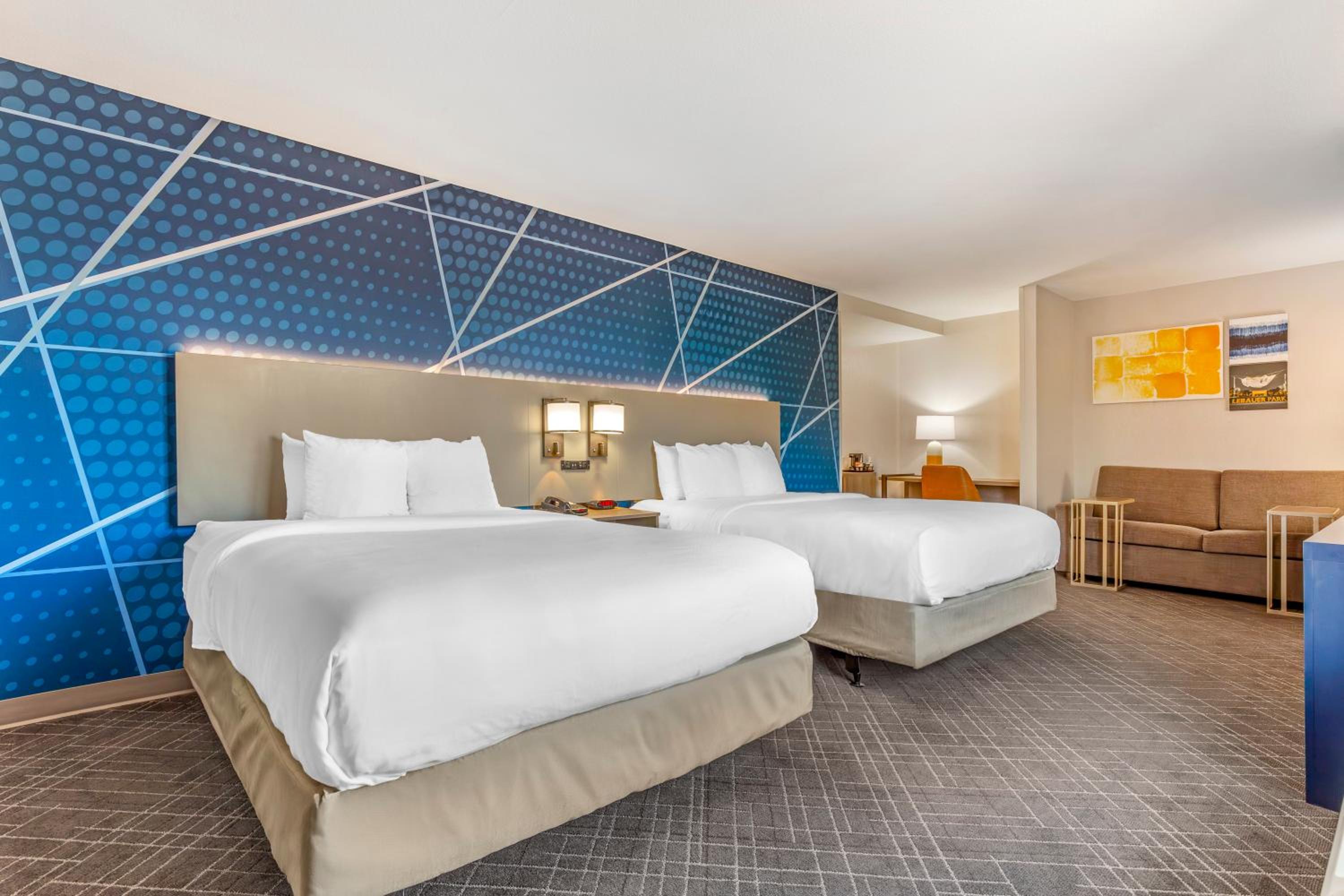 Queen Suite with Two Queen Beds - Accessible/Non-Smoking - Photo 2
