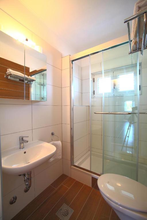 Deluxe Double Room with Balcony and Sea View photo 2