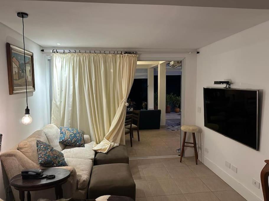 Six-Bedroom House photo 1