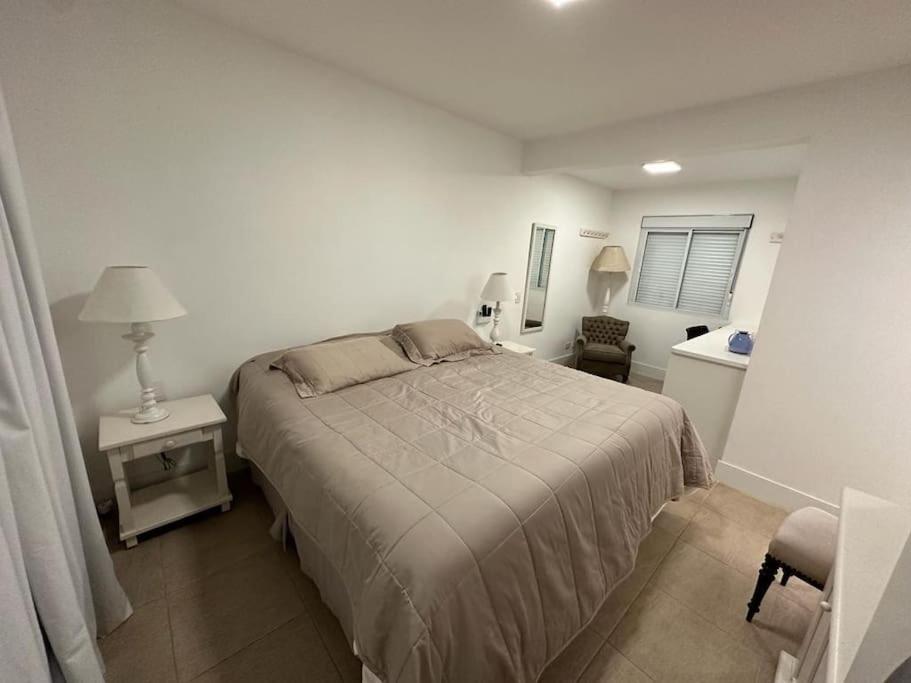 Six-Bedroom House photo 3