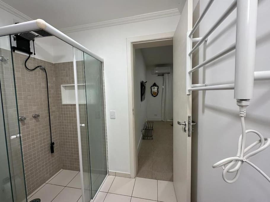 Six-Bedroom House photo 2