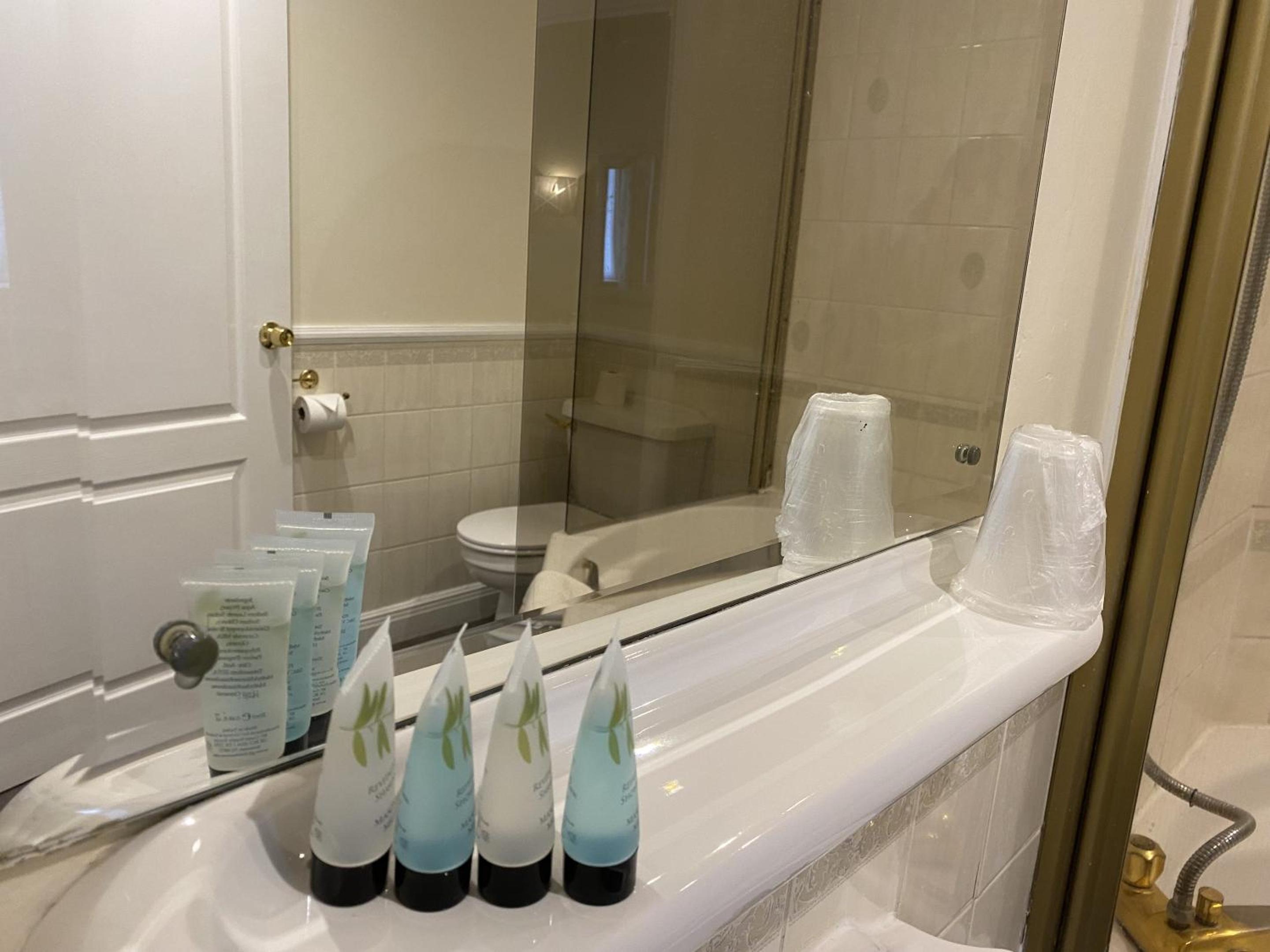 Standard Double Room - Photo 7