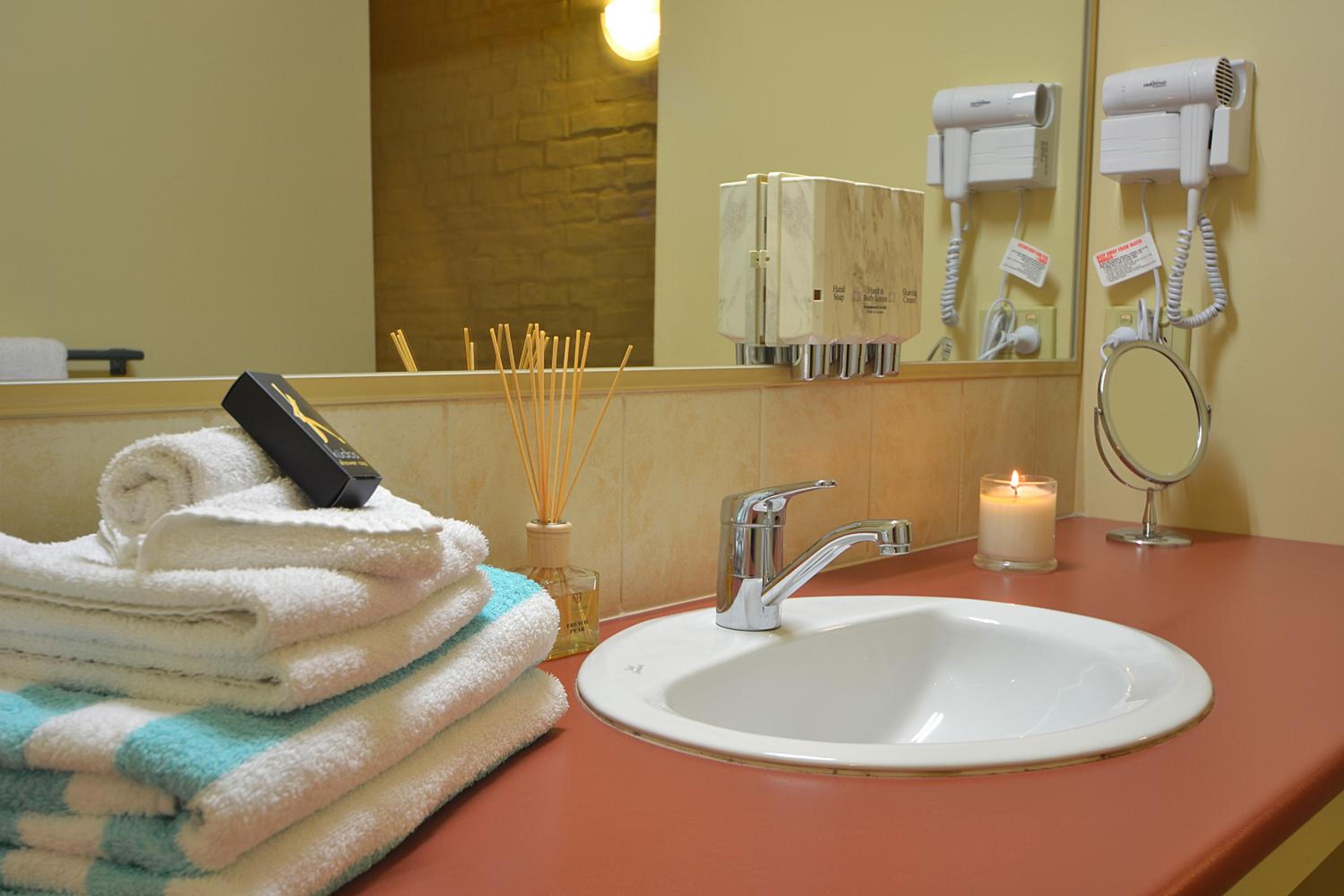 Deluxe King Room with Spa Bath photo 3