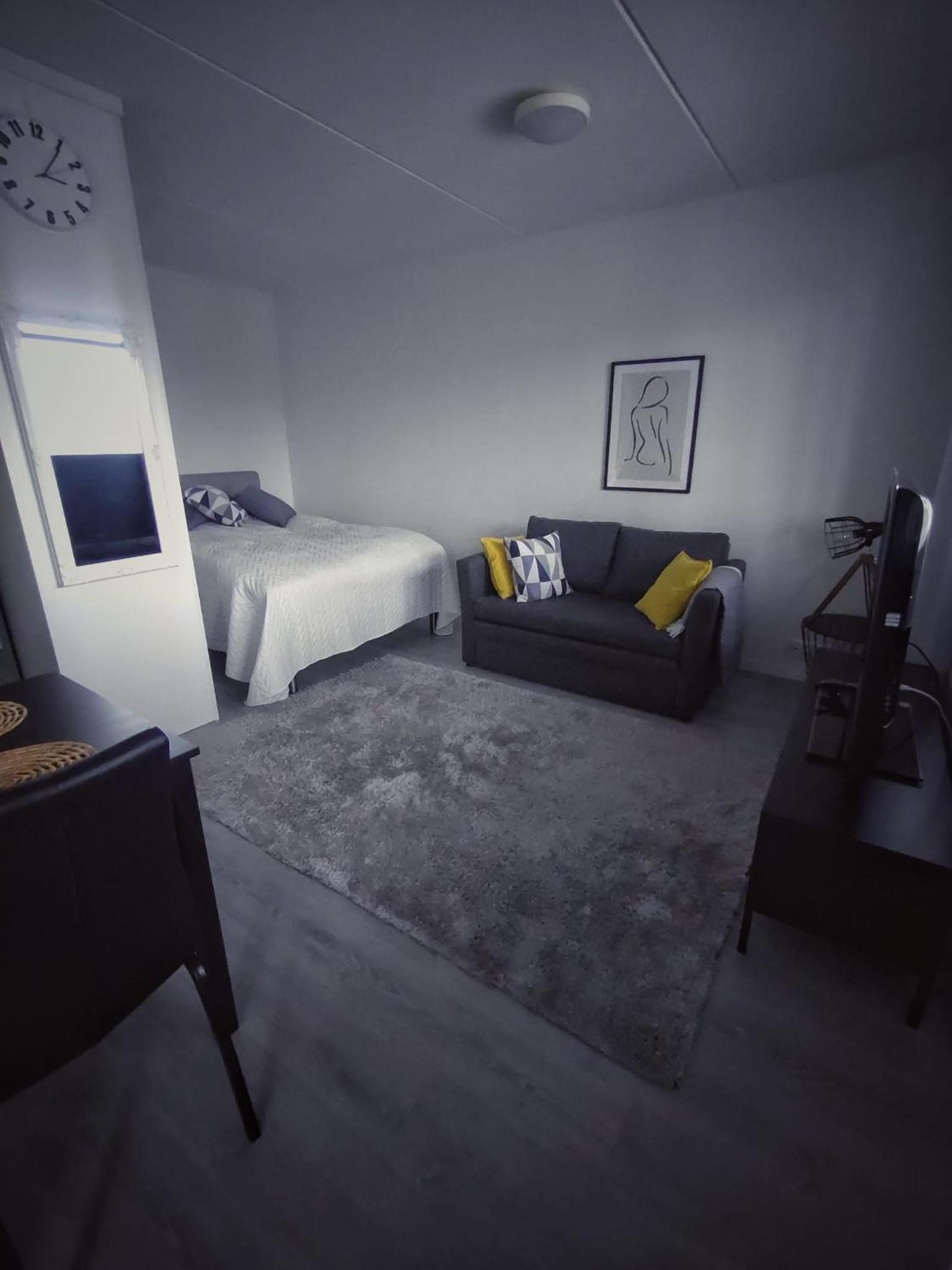 One-Bedroom Apartment photo 1