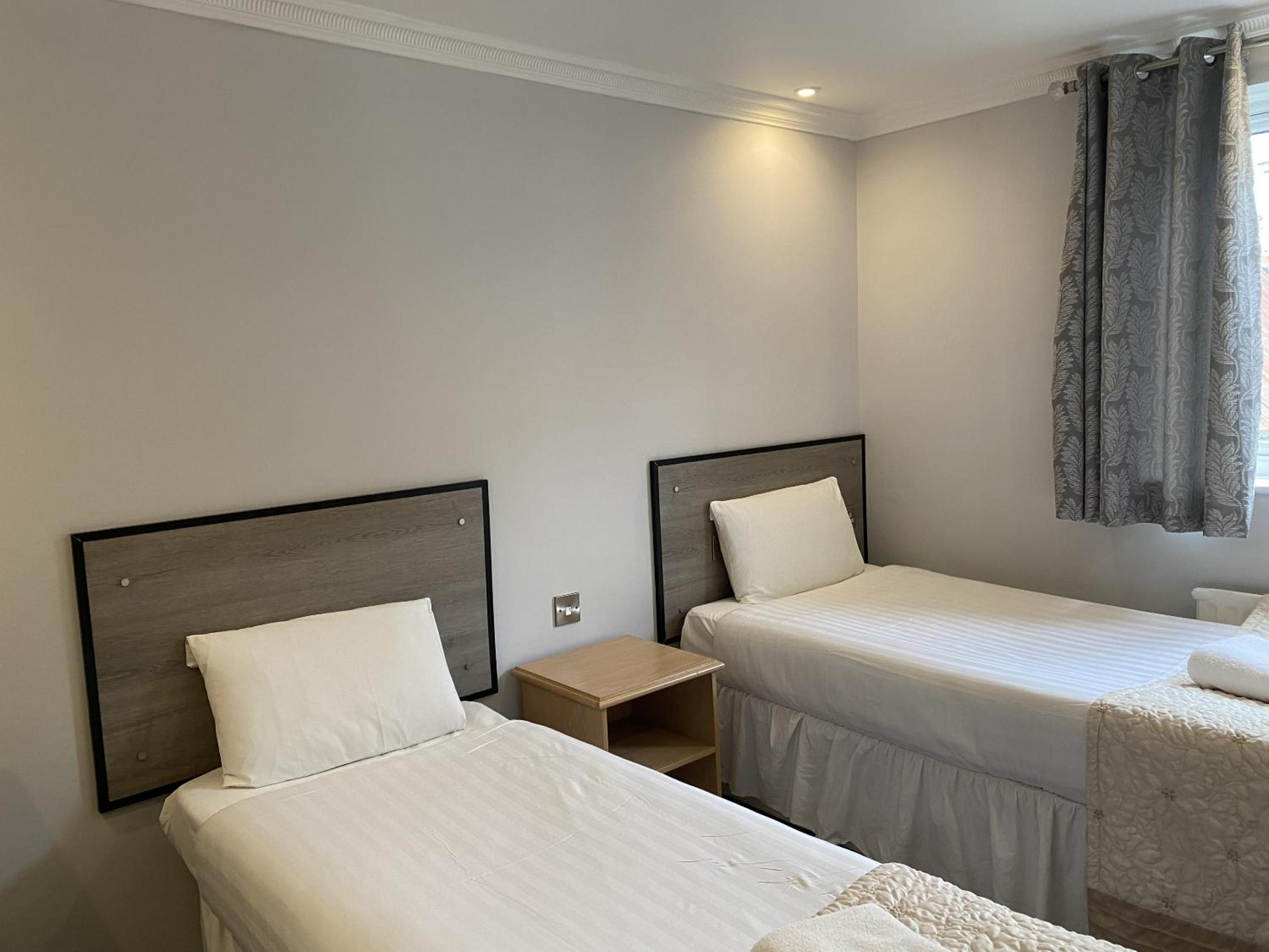 Standard Twin Room - Photo 4