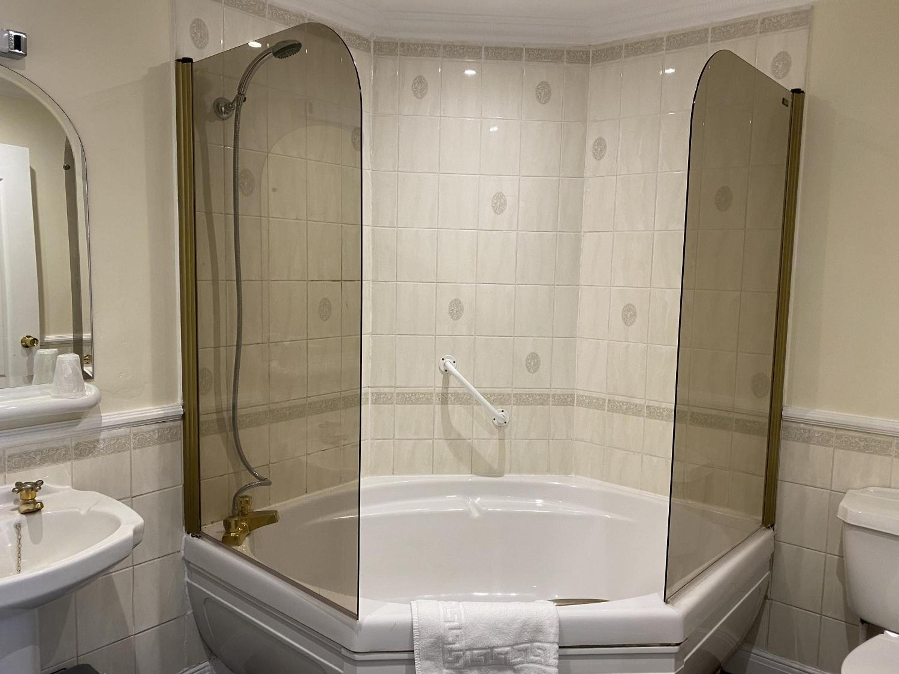 Standard Double Room - Photo 11