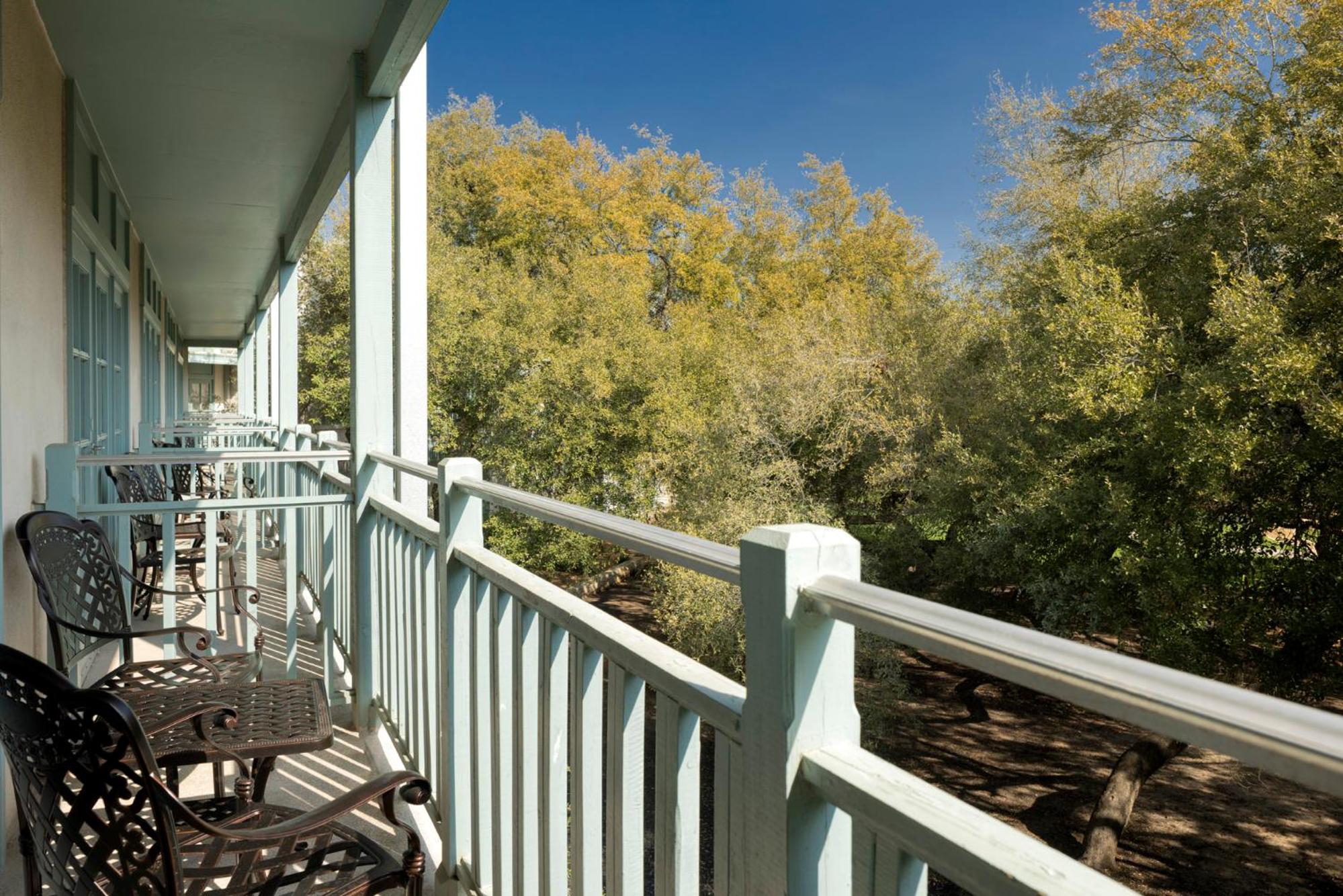 King Room with Balcony - Photo 8