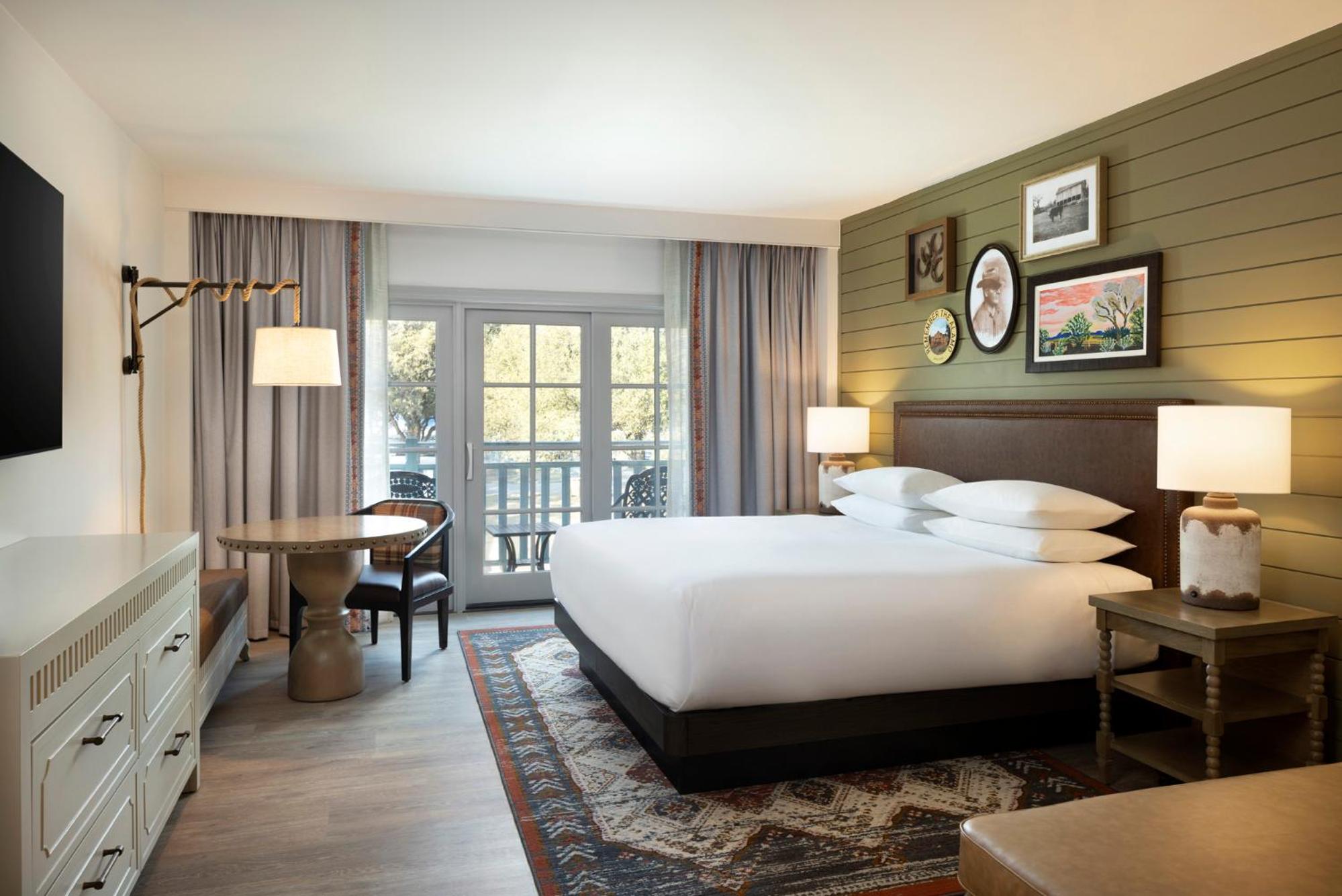 King Room with Balcony - Photo 6