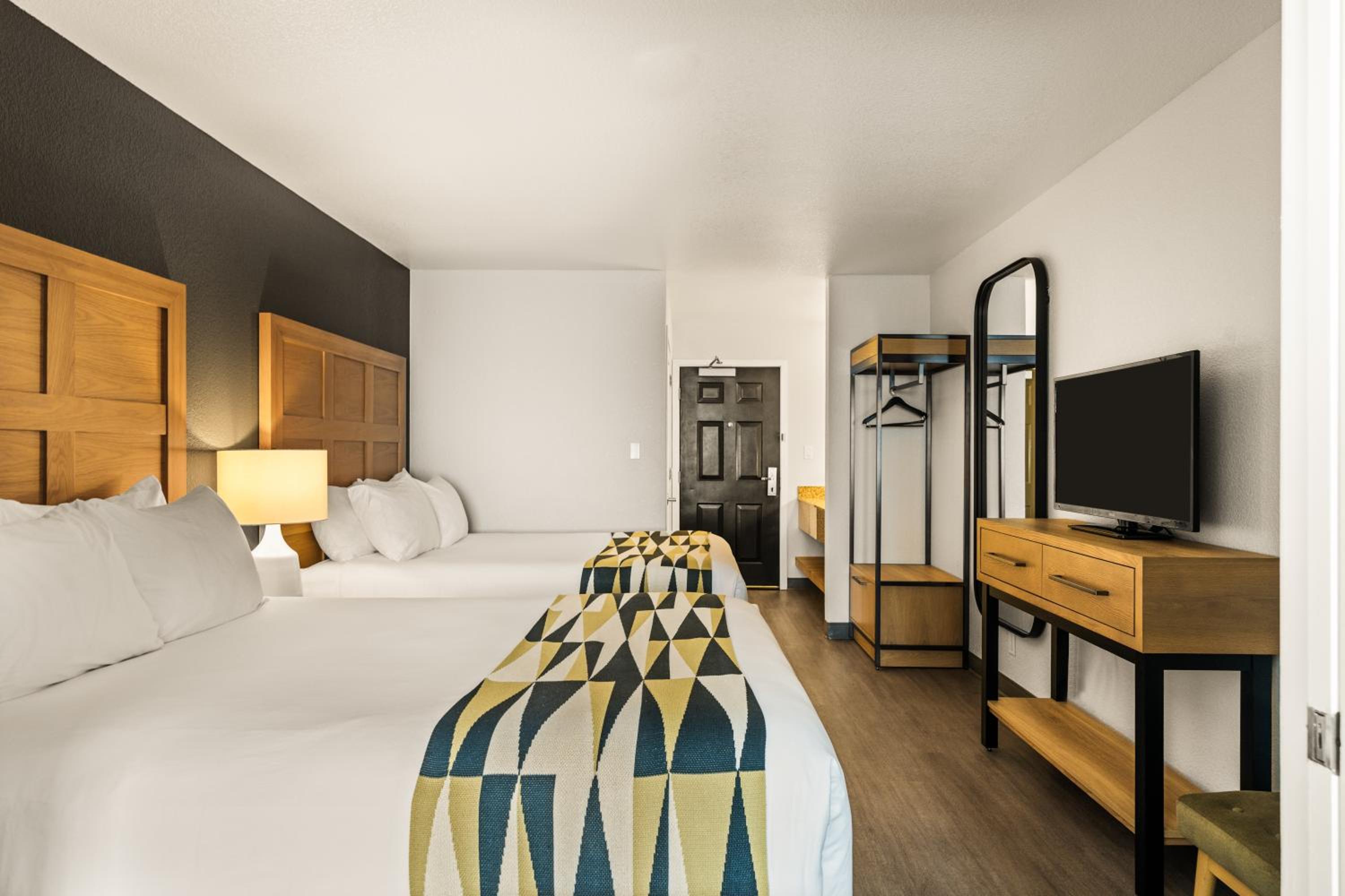 Executive 2 Queen Suite - Photo 10