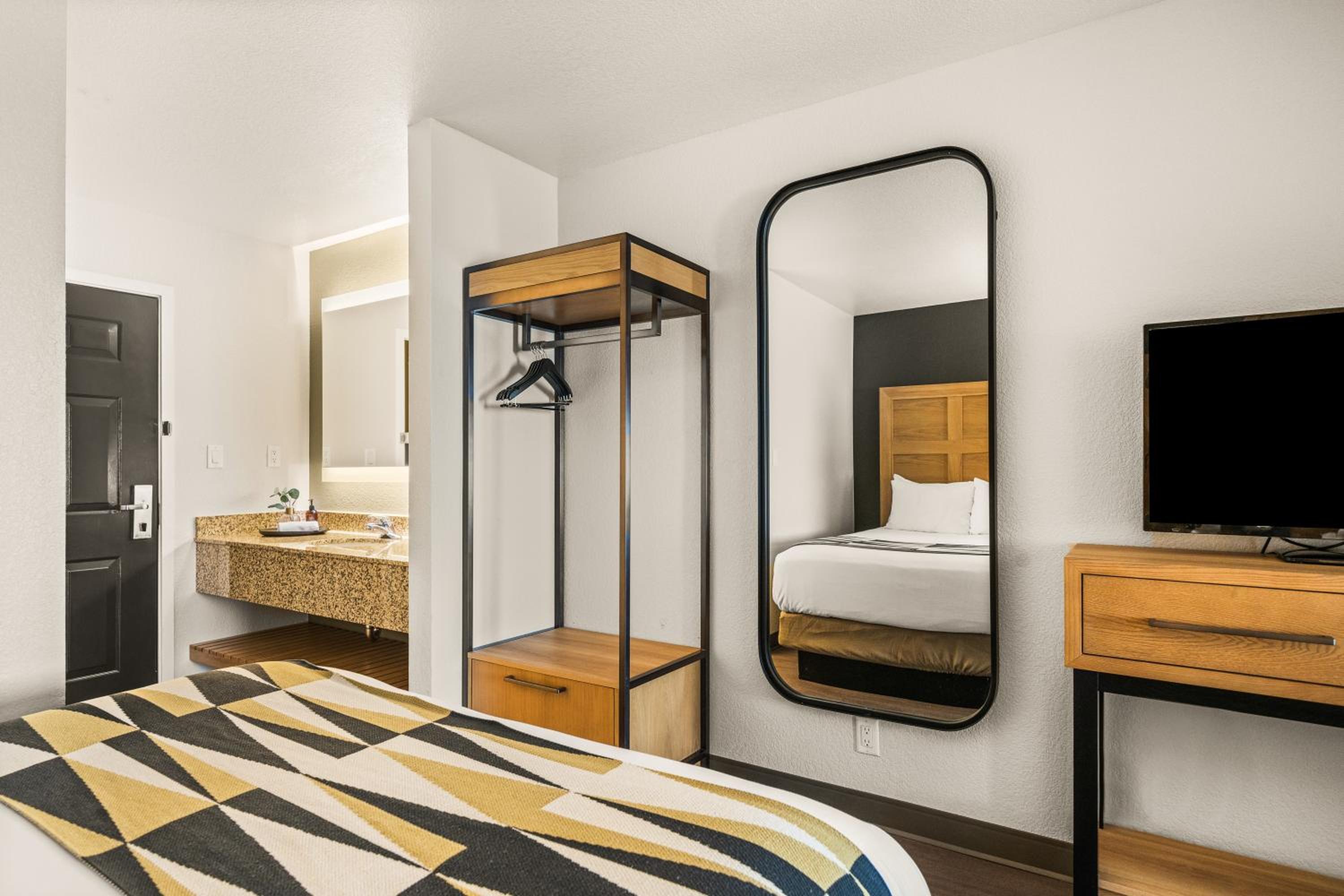 Executive 2 Queen Suite - Photo 4