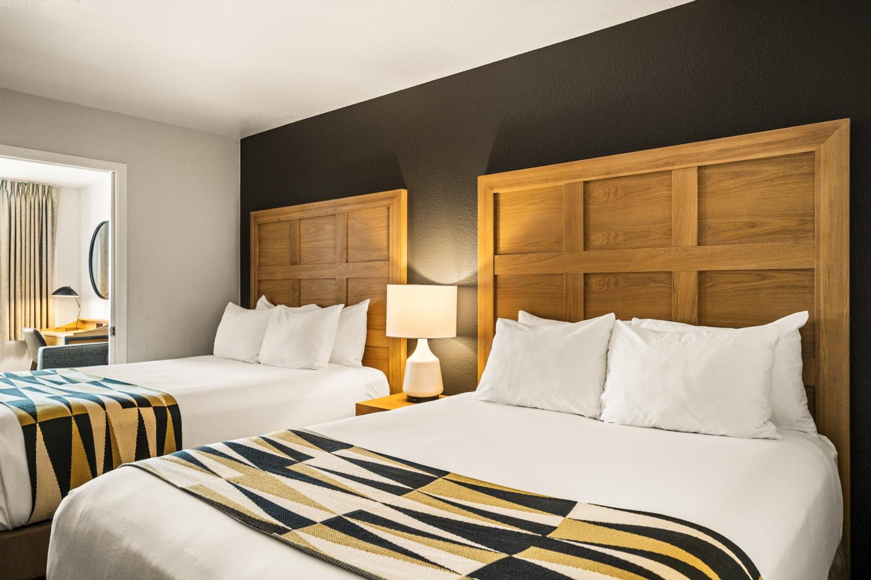 Executive 2 Queen Suite - Photo 7