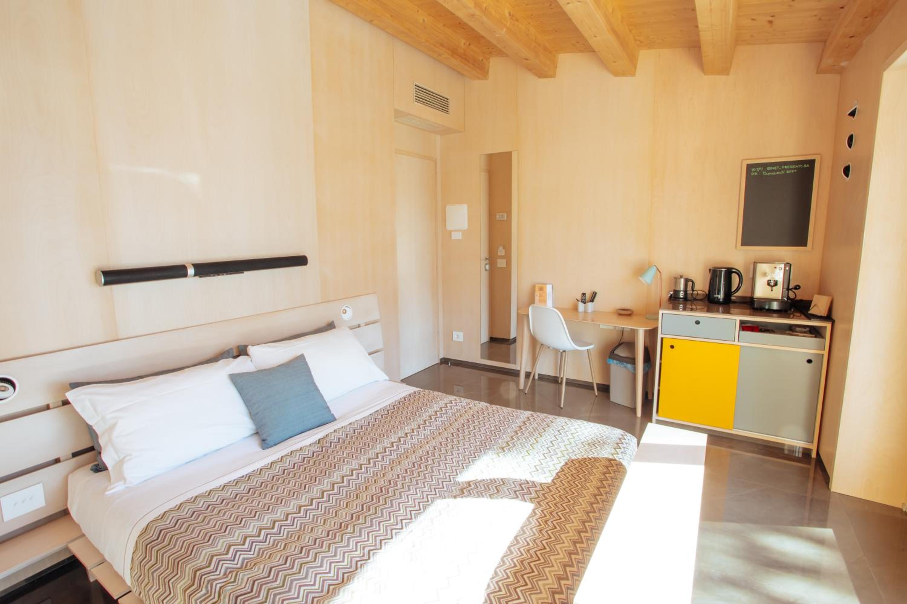 Deluxe Room (2 Adults + 1 Child) photo 1