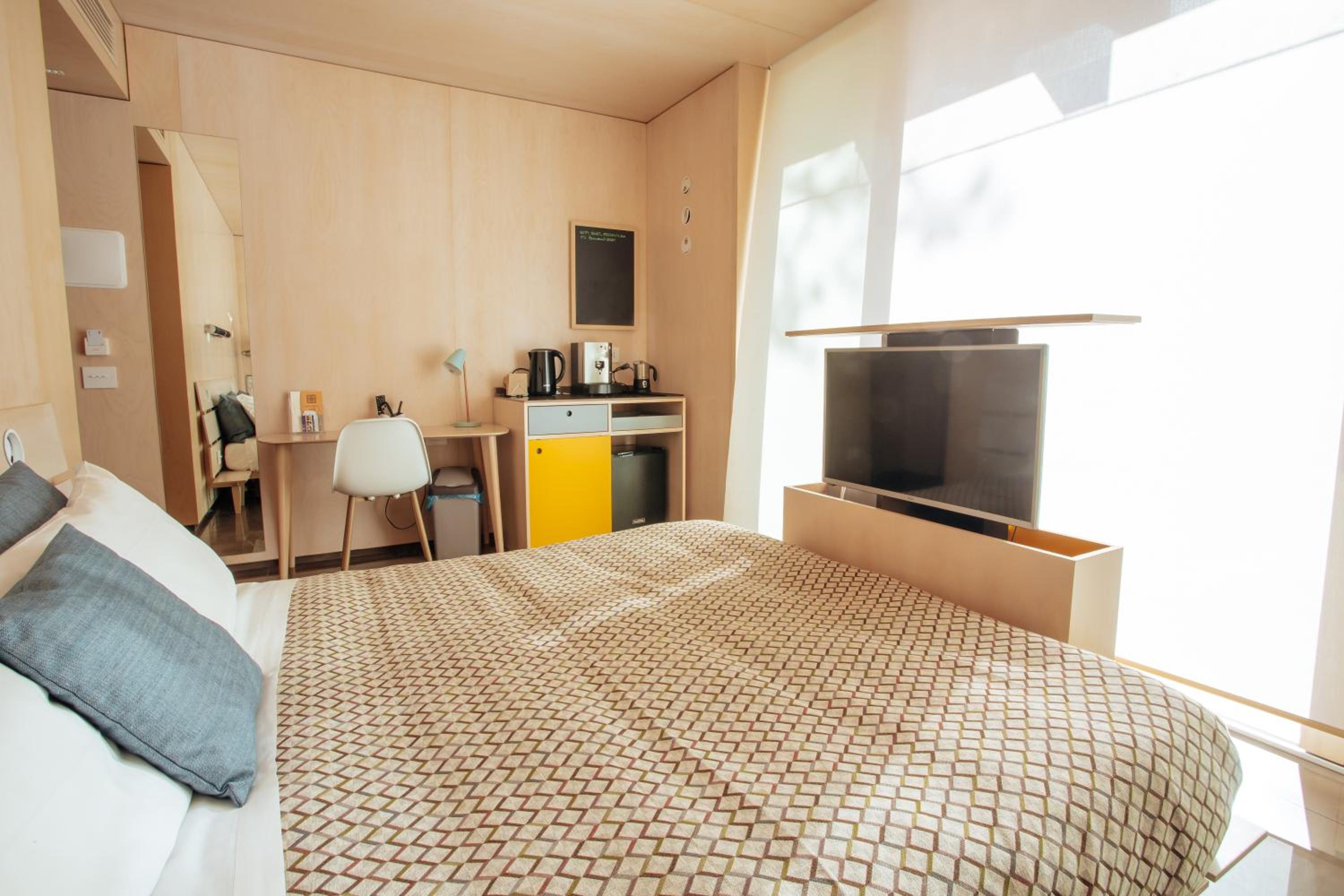 Deluxe Room (2 Adults + 1 Child) photo 1