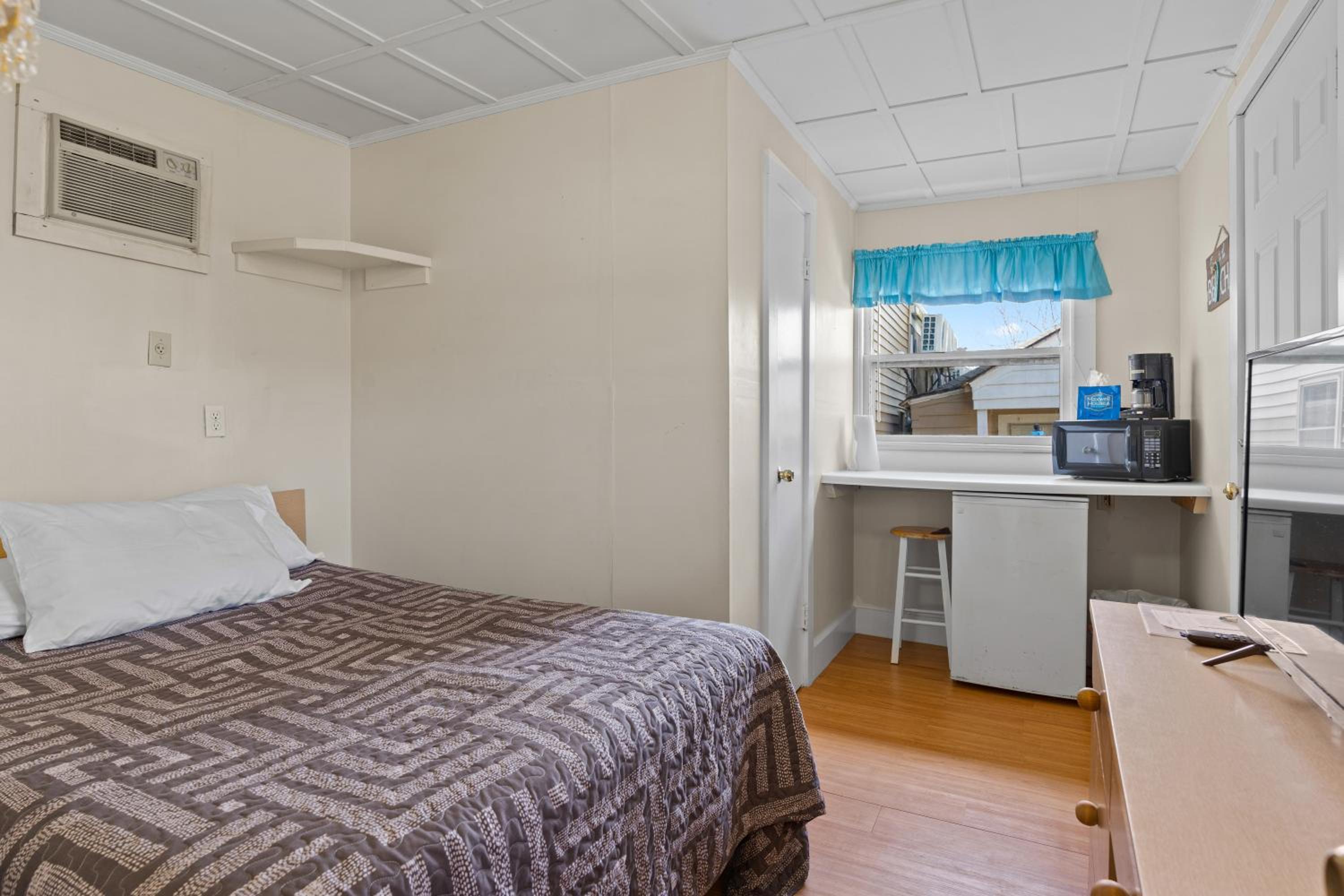 Budget Double Room photo 2