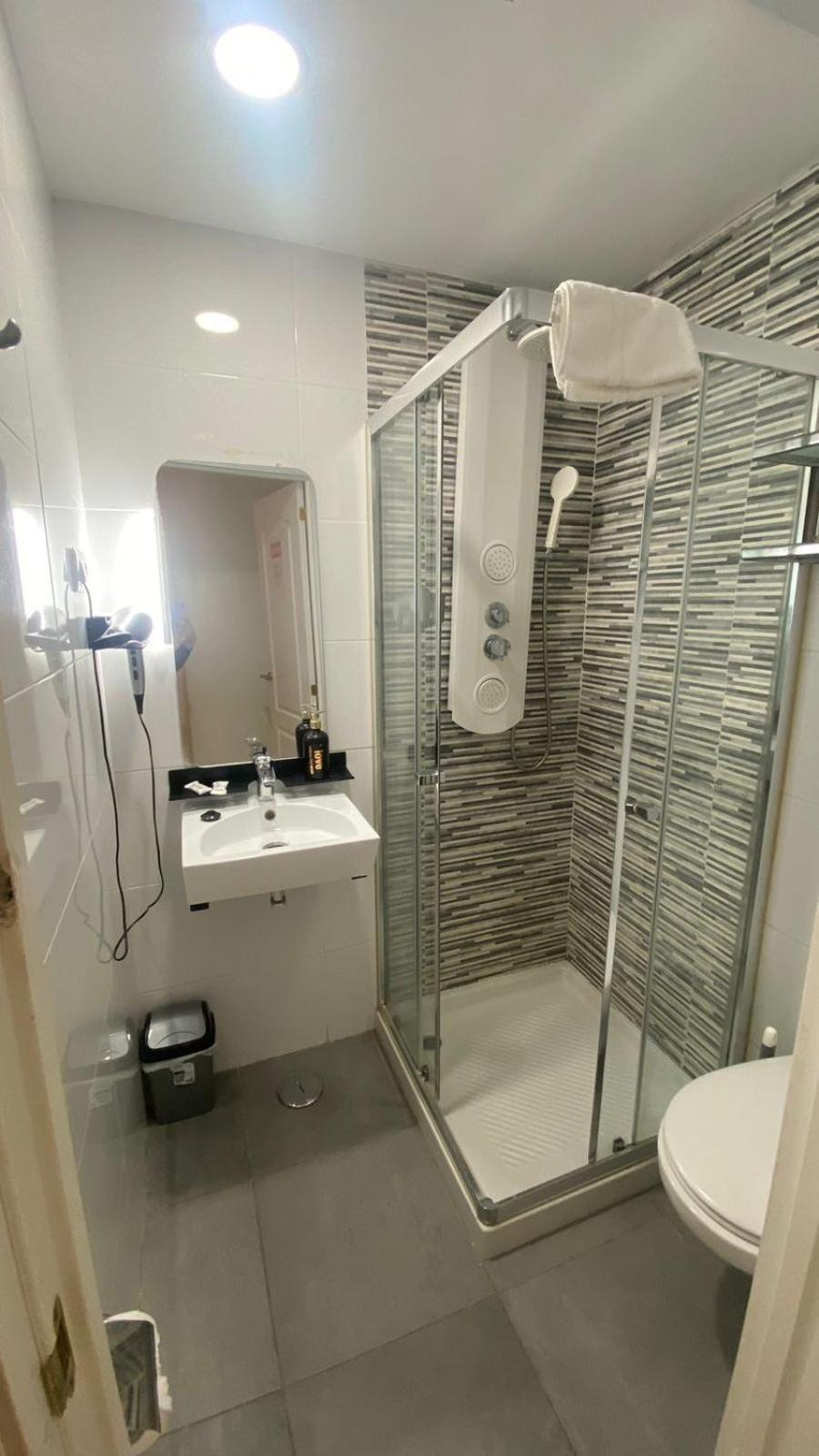Twin Room - Photo 2