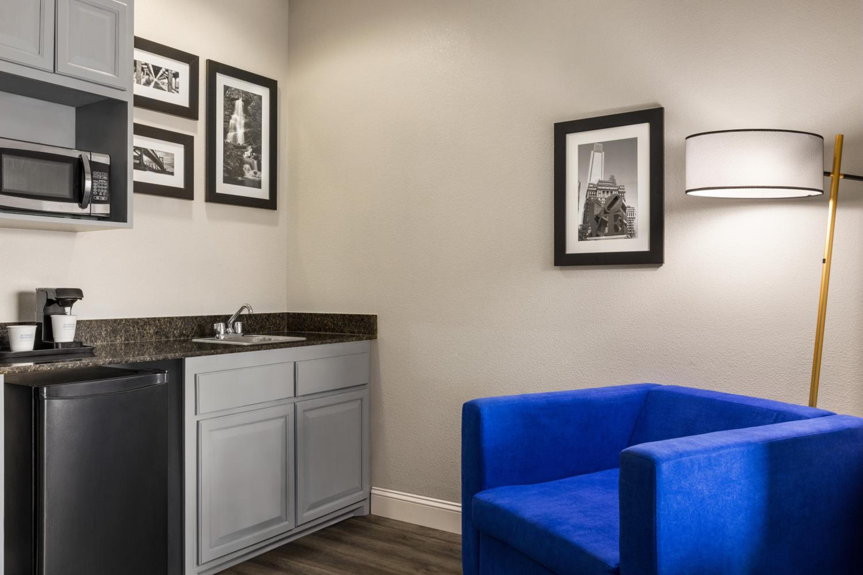 Deluxe King Room - Photo 4