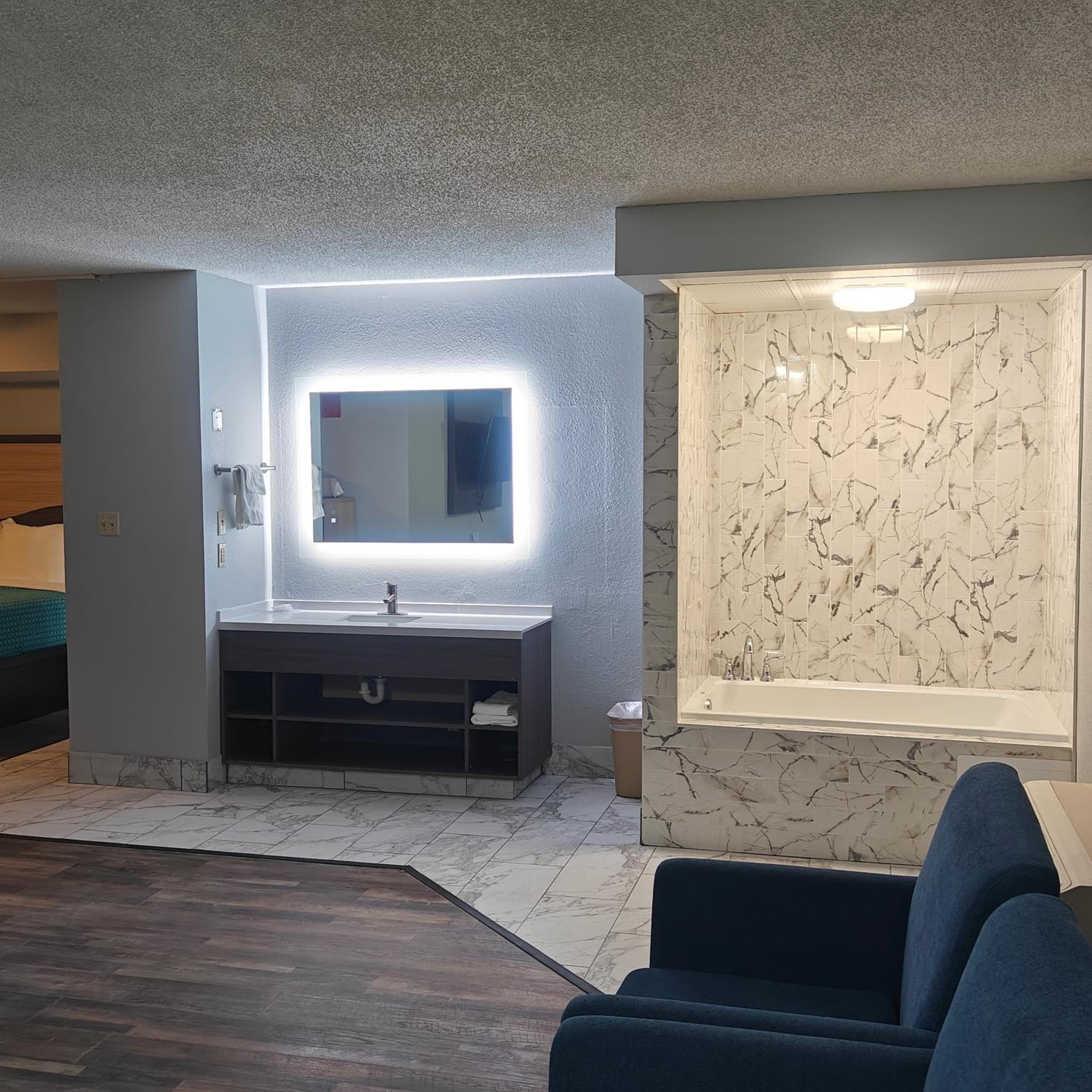 Deluxe King Suite with Spa Bath photo 3