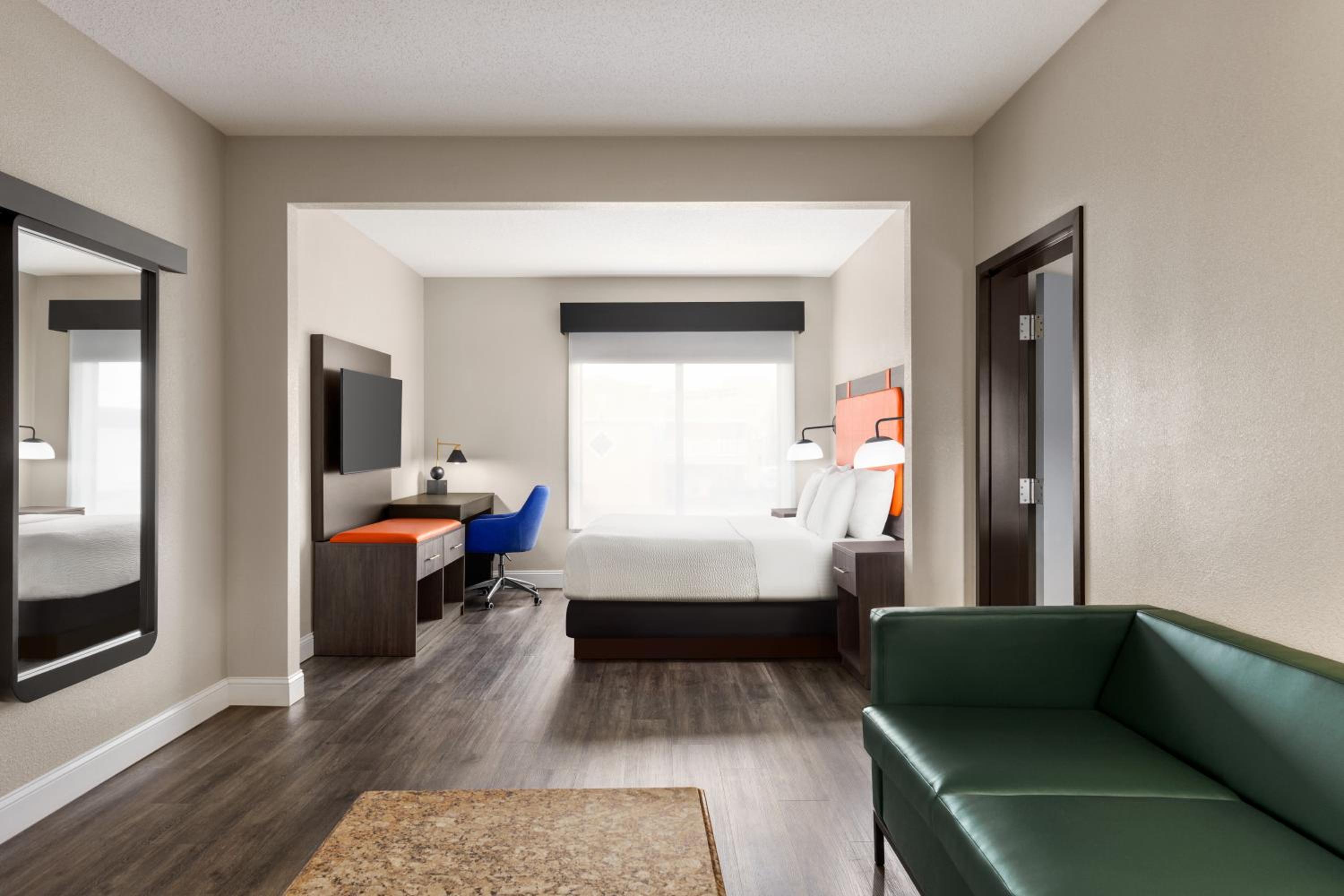 Deluxe Suite with Two King Beds - Non-Smoking photo 3