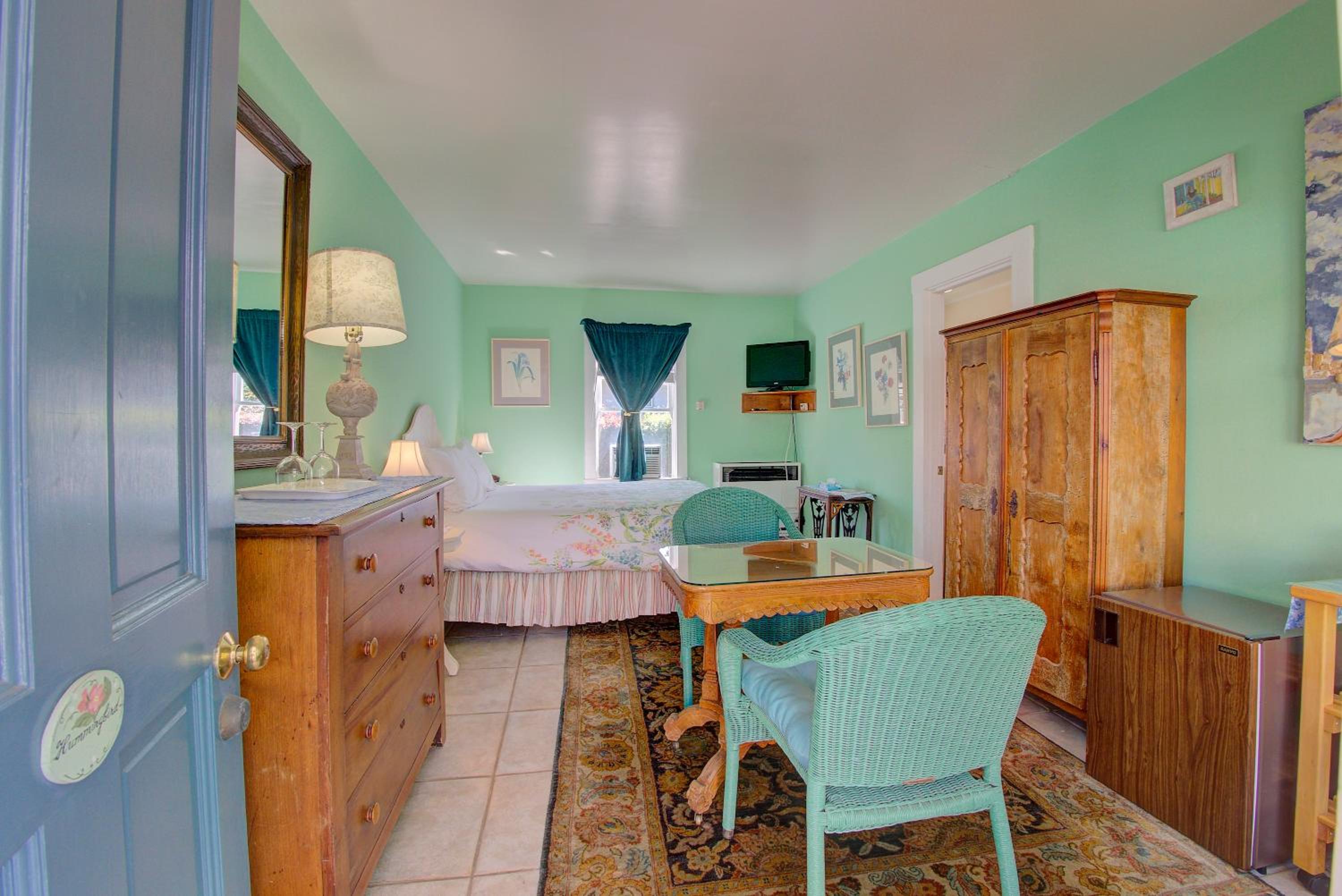 Deluxe Queen Room