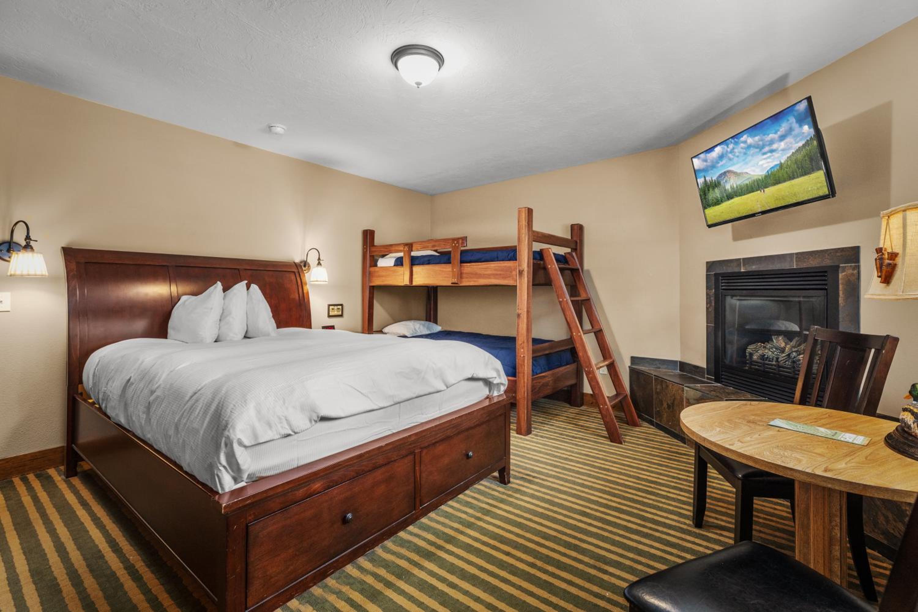 Queen Room with Bunk Beds-Garden View photo 3