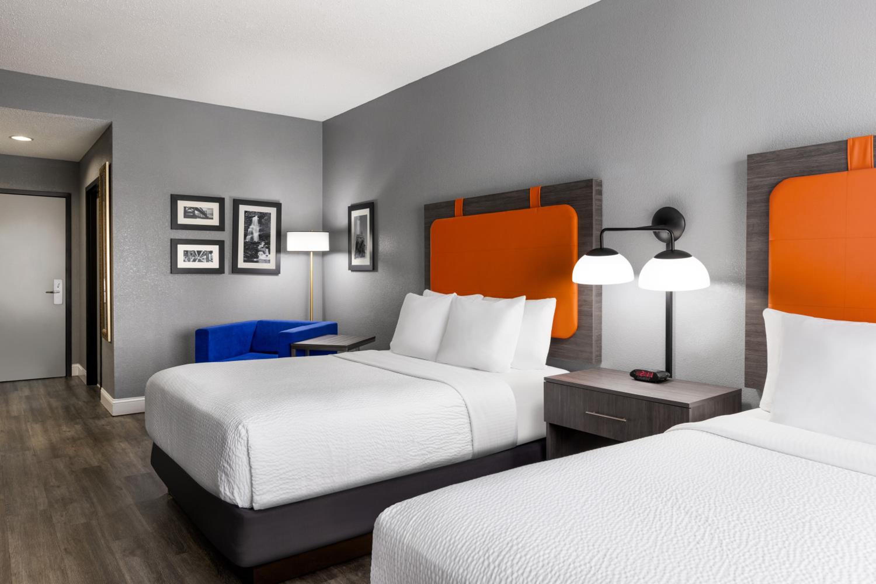 Queen Room with Two Queen Beds - Photo 2