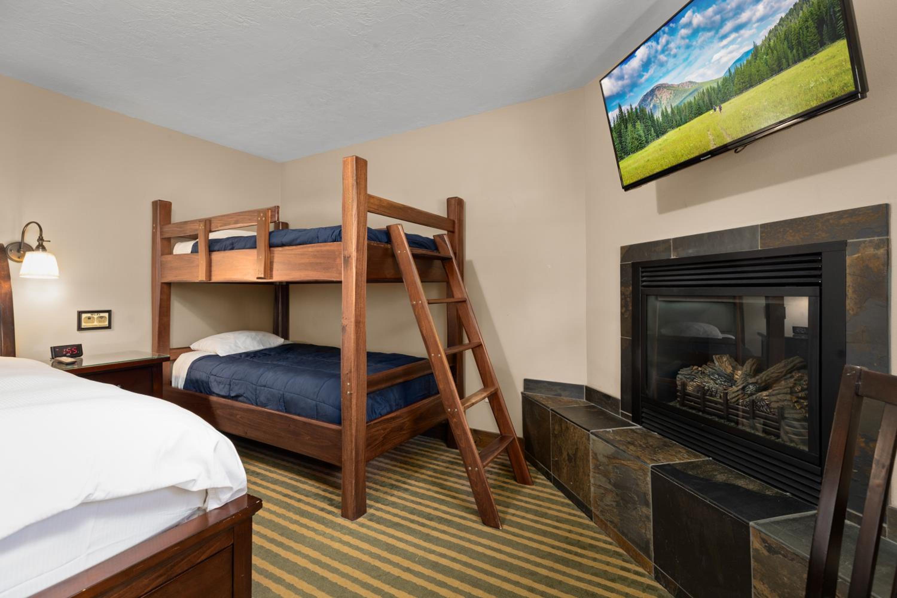 Queen Room with Bunk Beds-Garden View photo 2