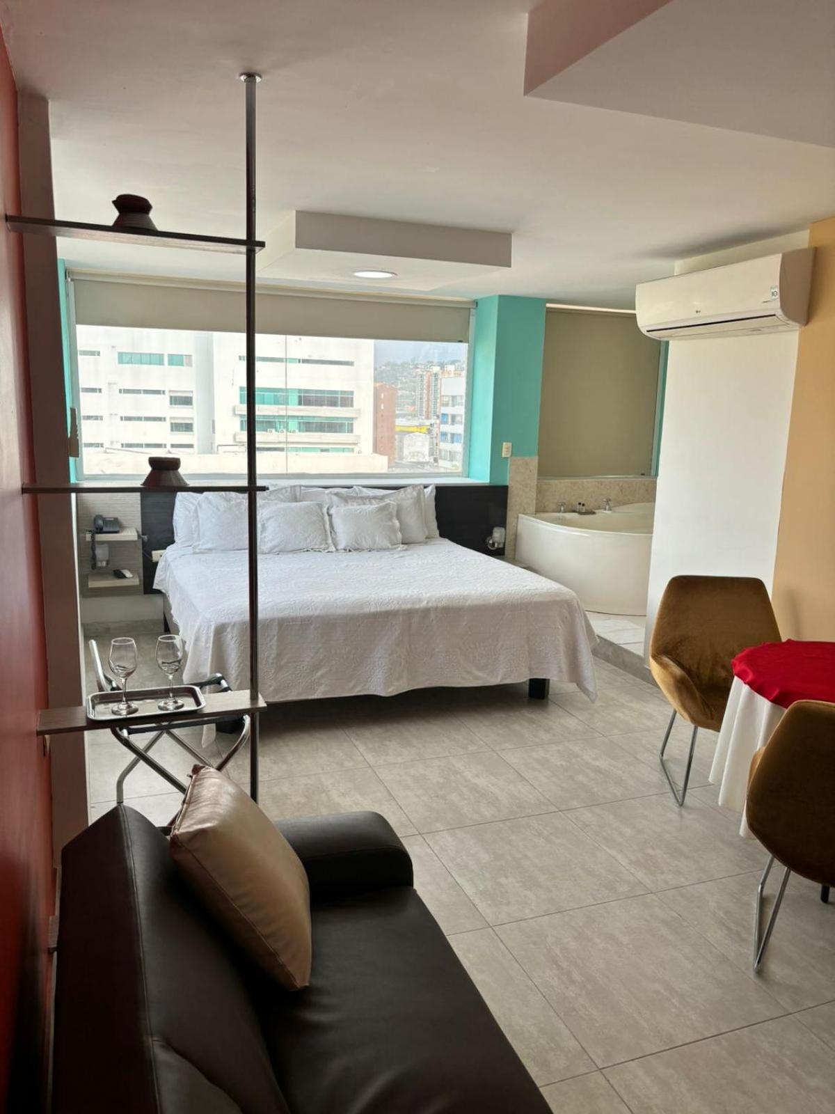 Suite with Hot Tub photo 1