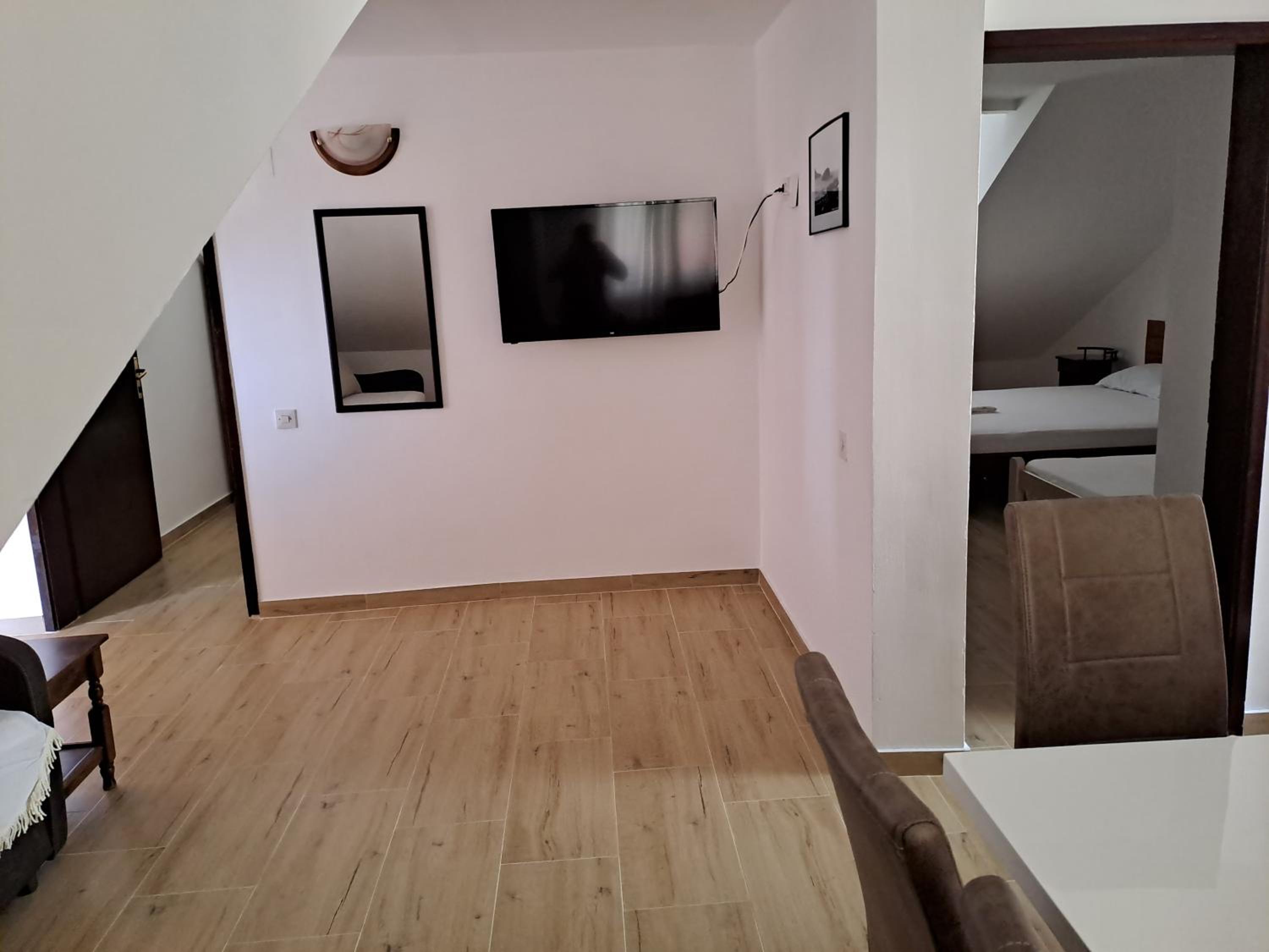 Comfort Two-Bedroom Apartment with Terrace - Photo 4