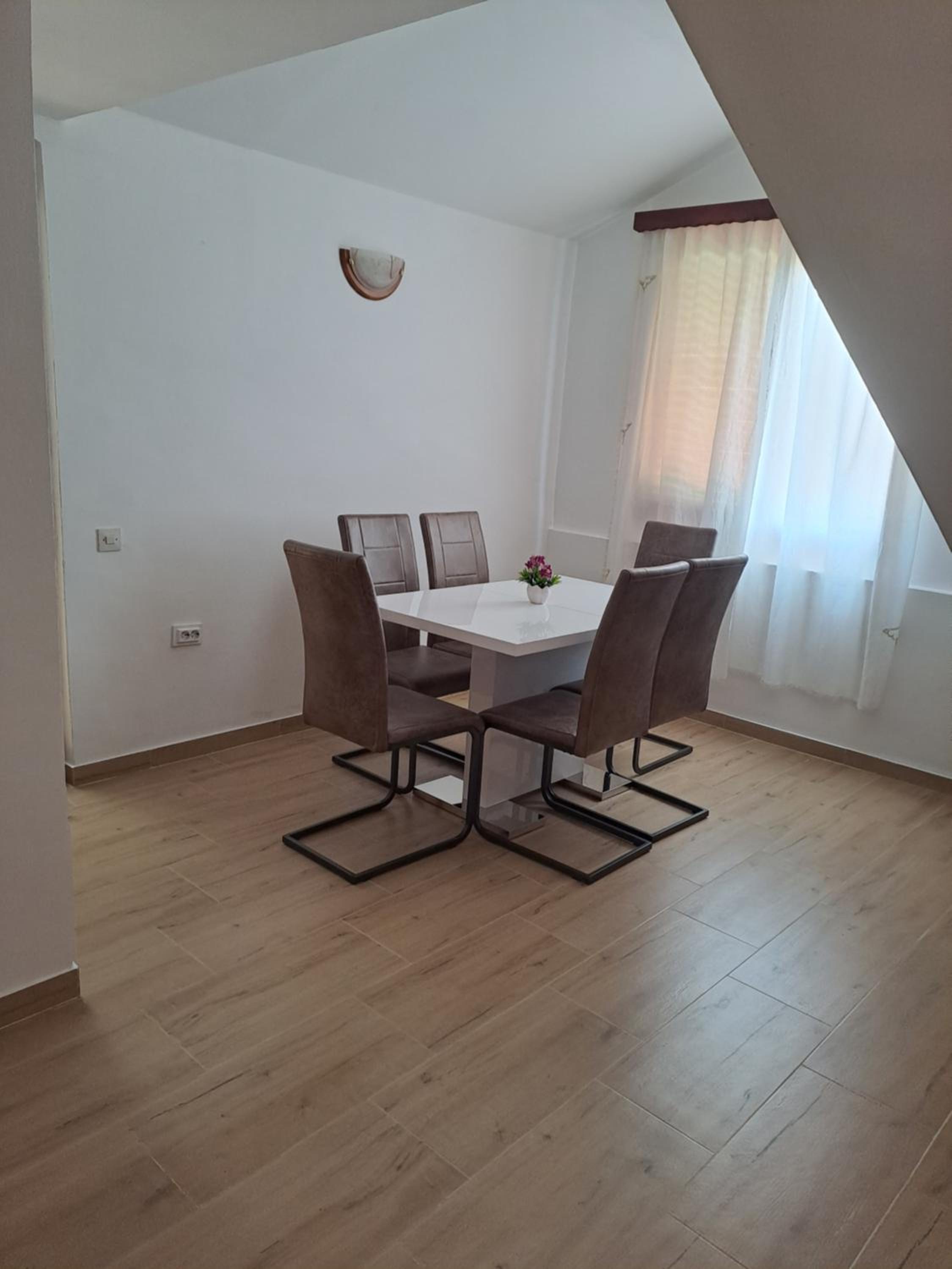 Comfort Two-Bedroom Apartment with Terrace - Photo 3
