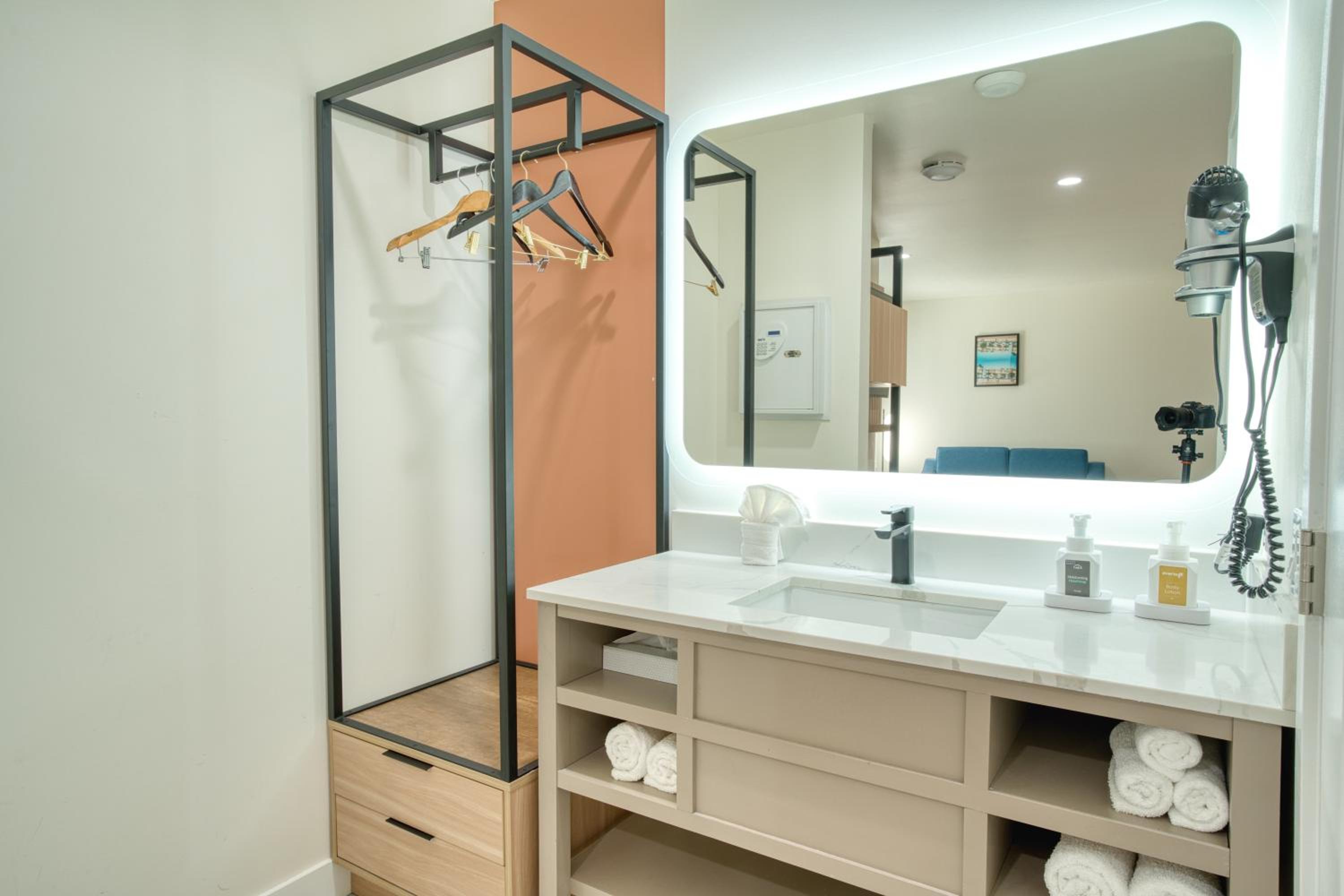 Deluxe Queen Room - Photo 12
