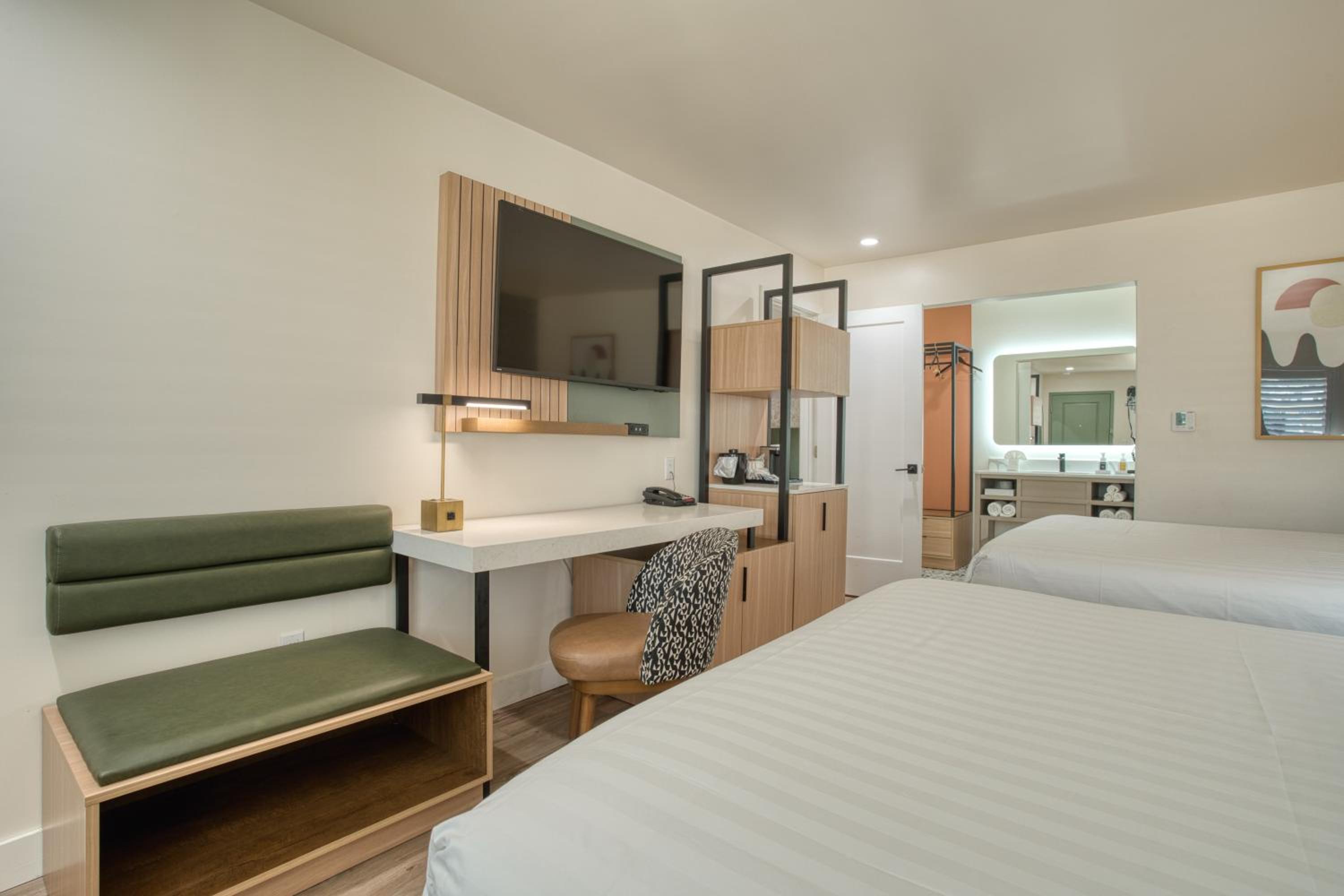 Deluxe Queen Room - Photo 16