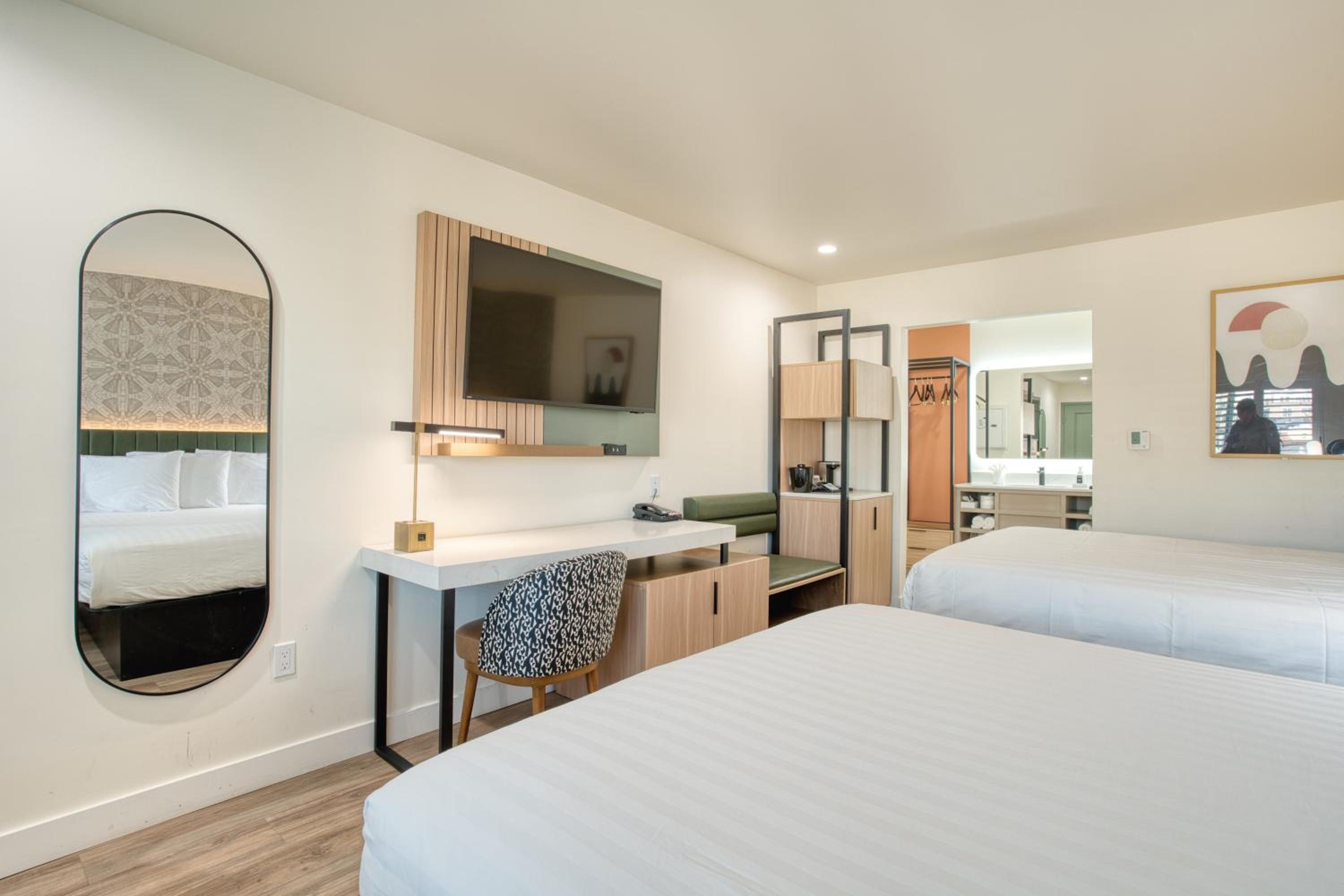 Deluxe Queen Room - Photo 20