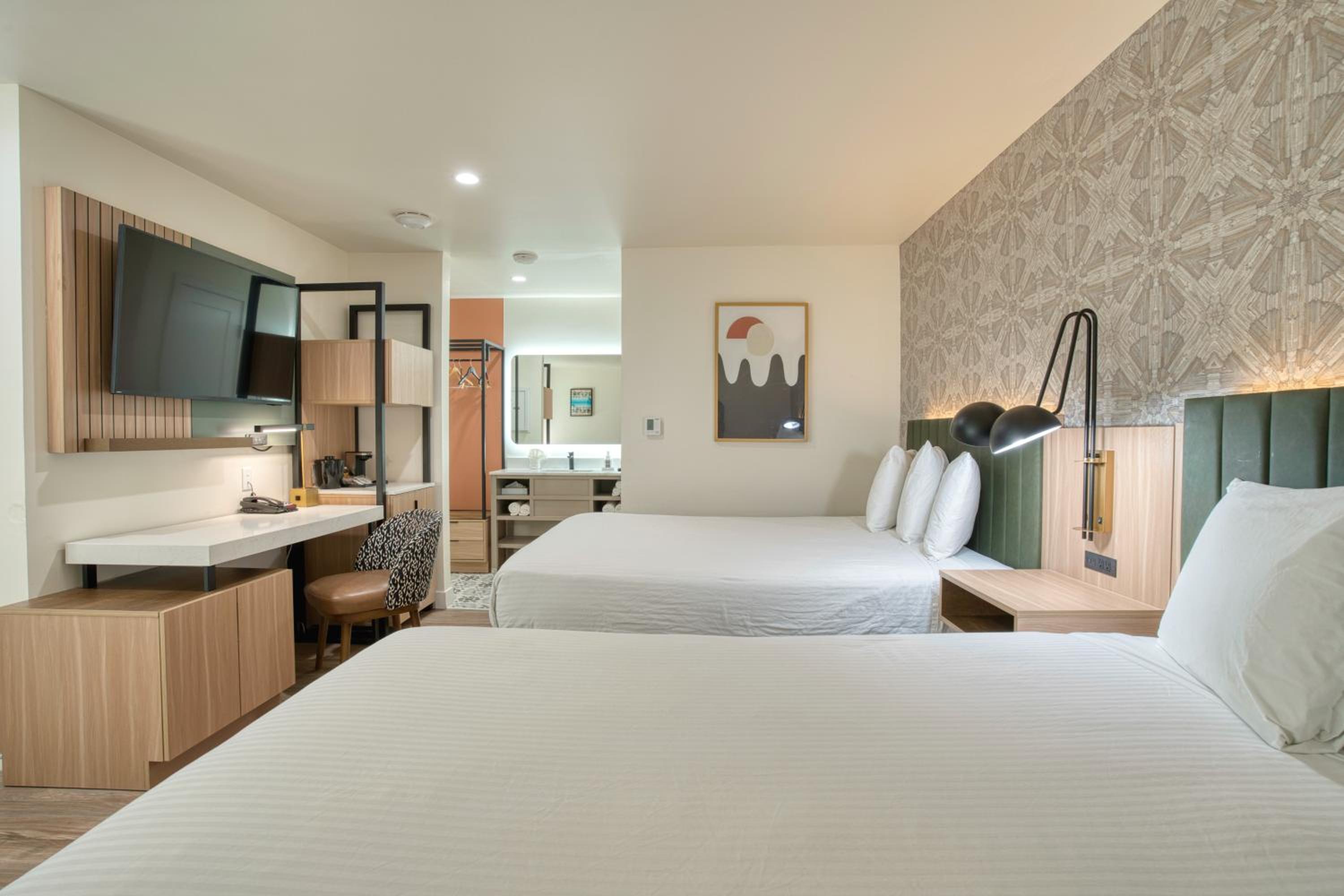 Deluxe Queen Room - Photo 31