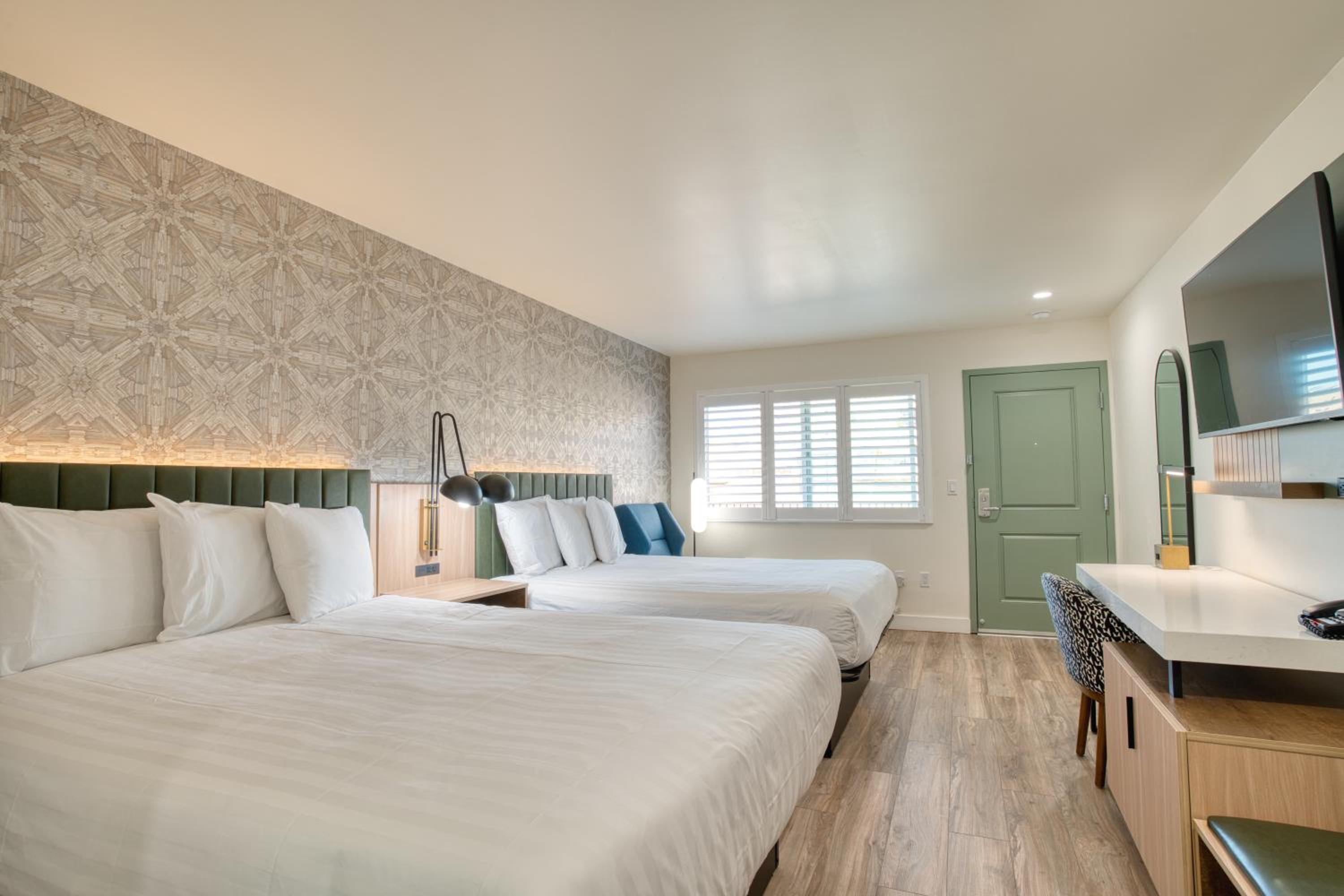 Deluxe Queen Room - Photo 29