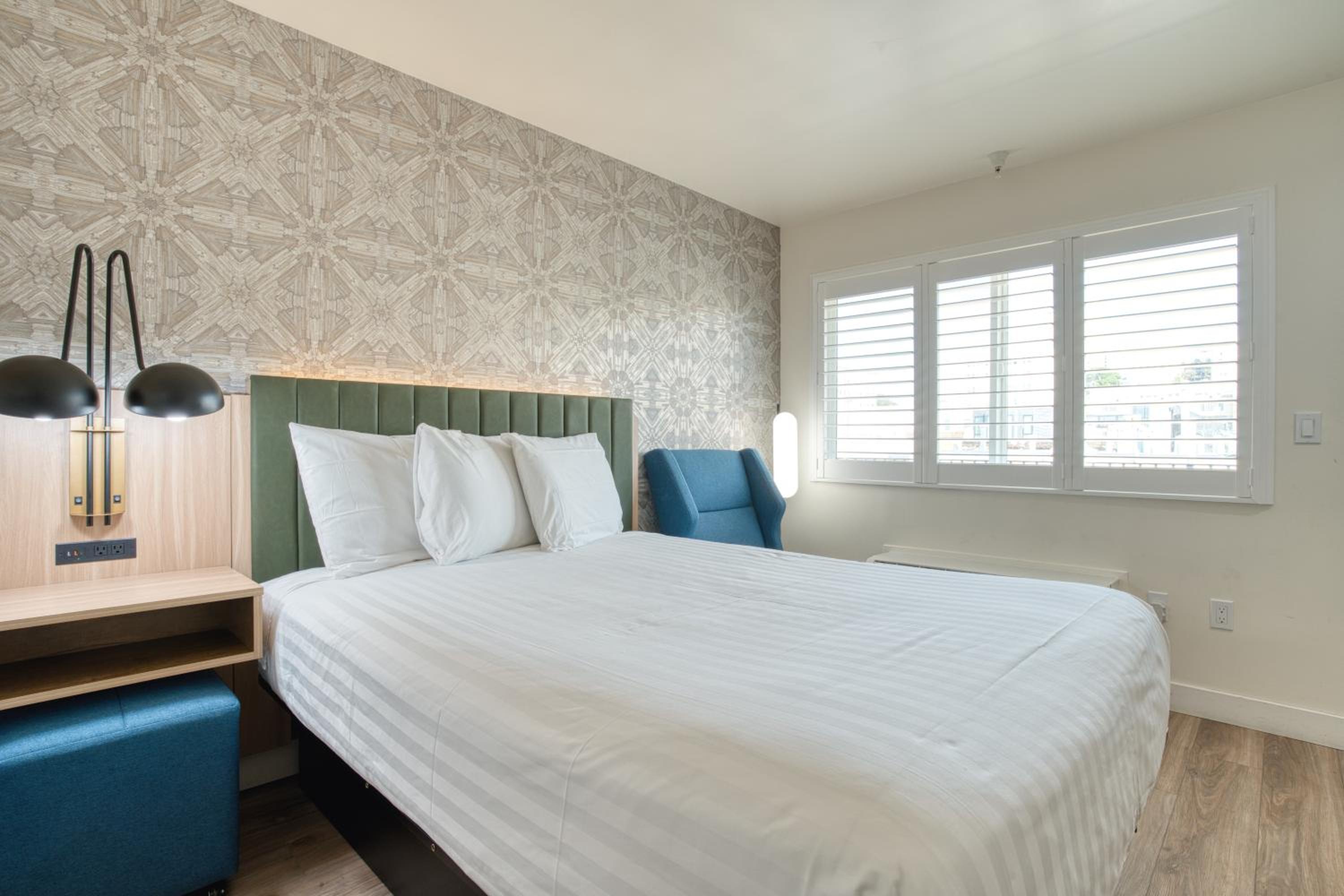 Deluxe Queen Room - Photo 28