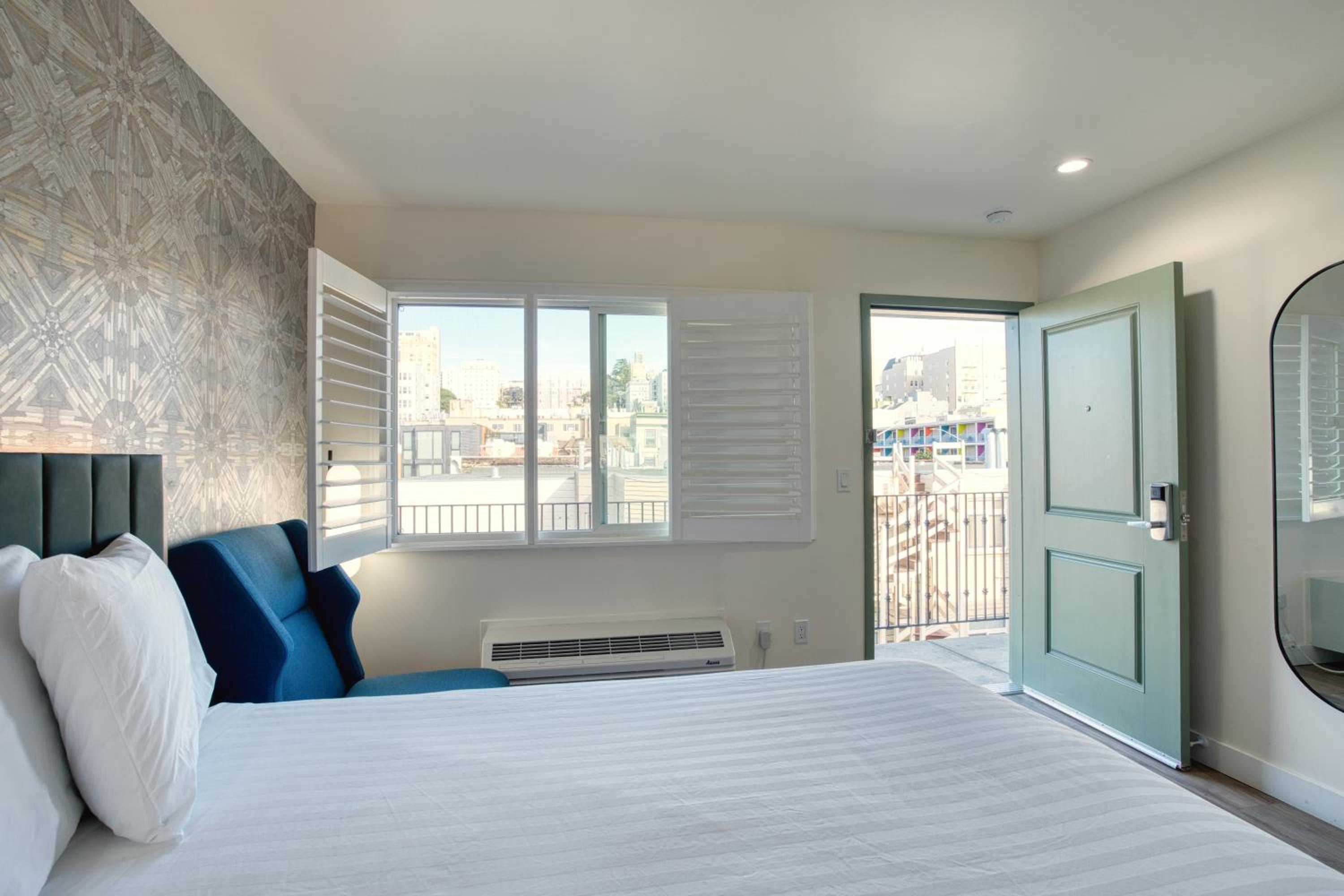Deluxe Queen Room - Photo 25