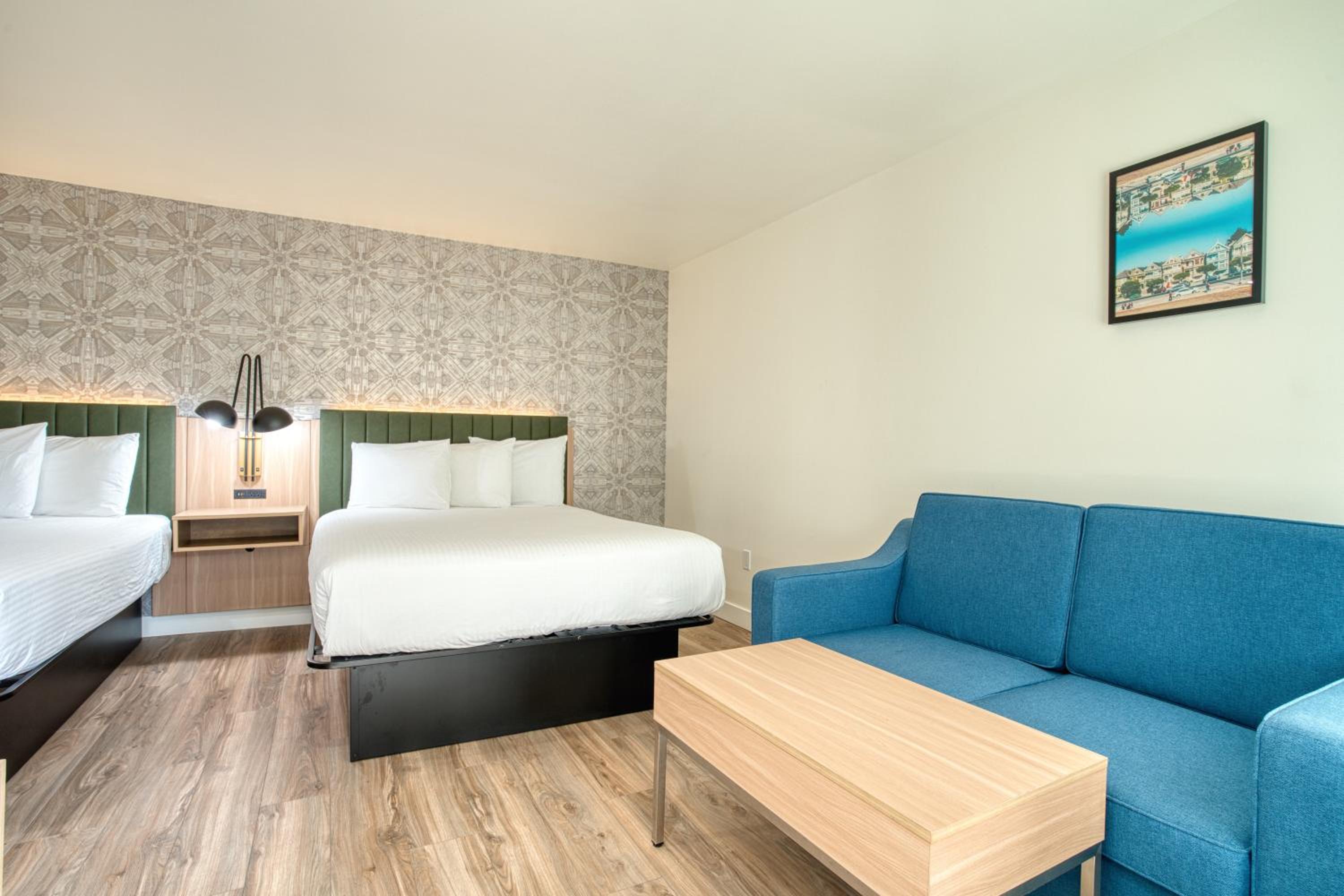 Deluxe Queen Room - Photo 23