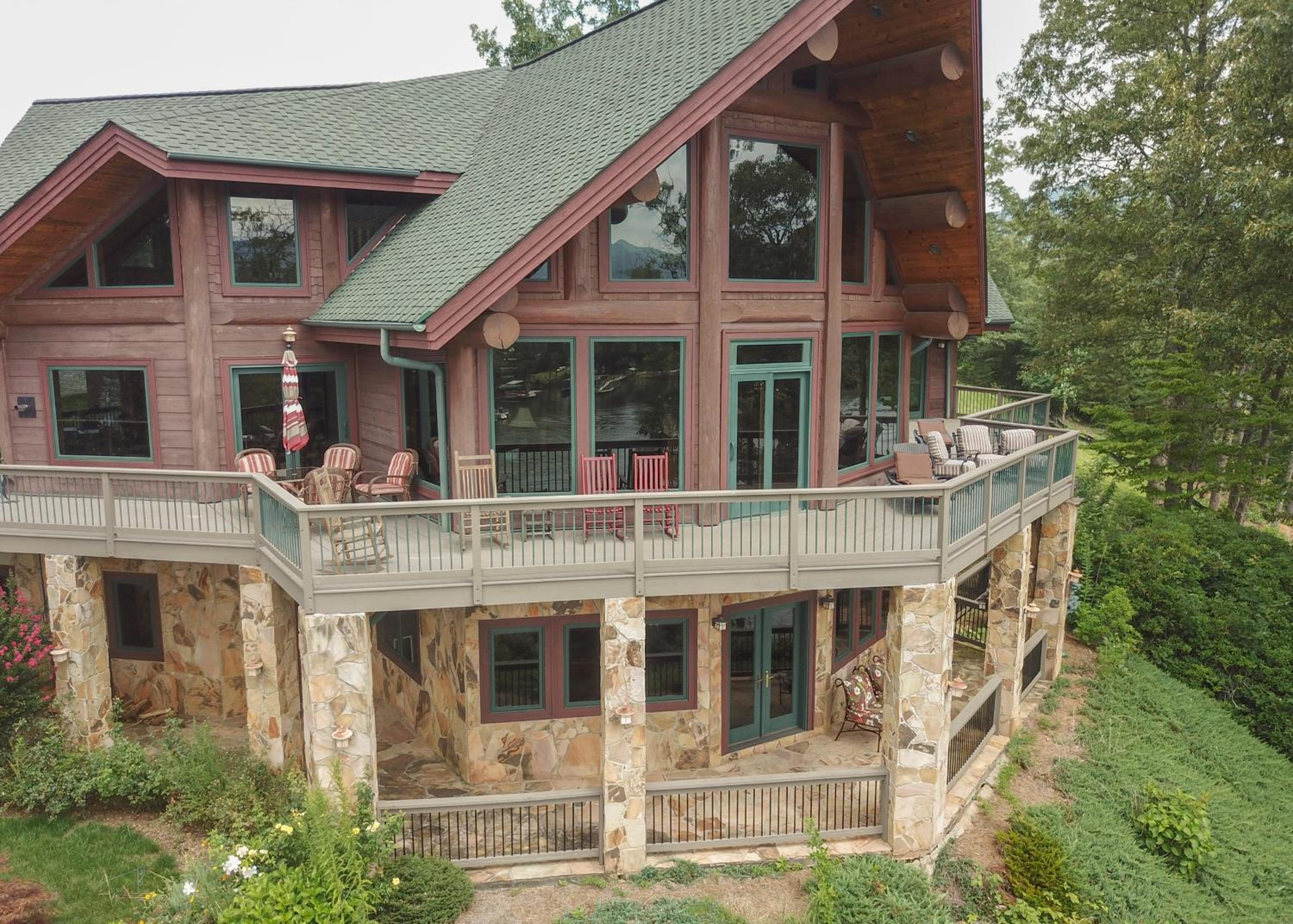Five-Bedroom House photo 2
