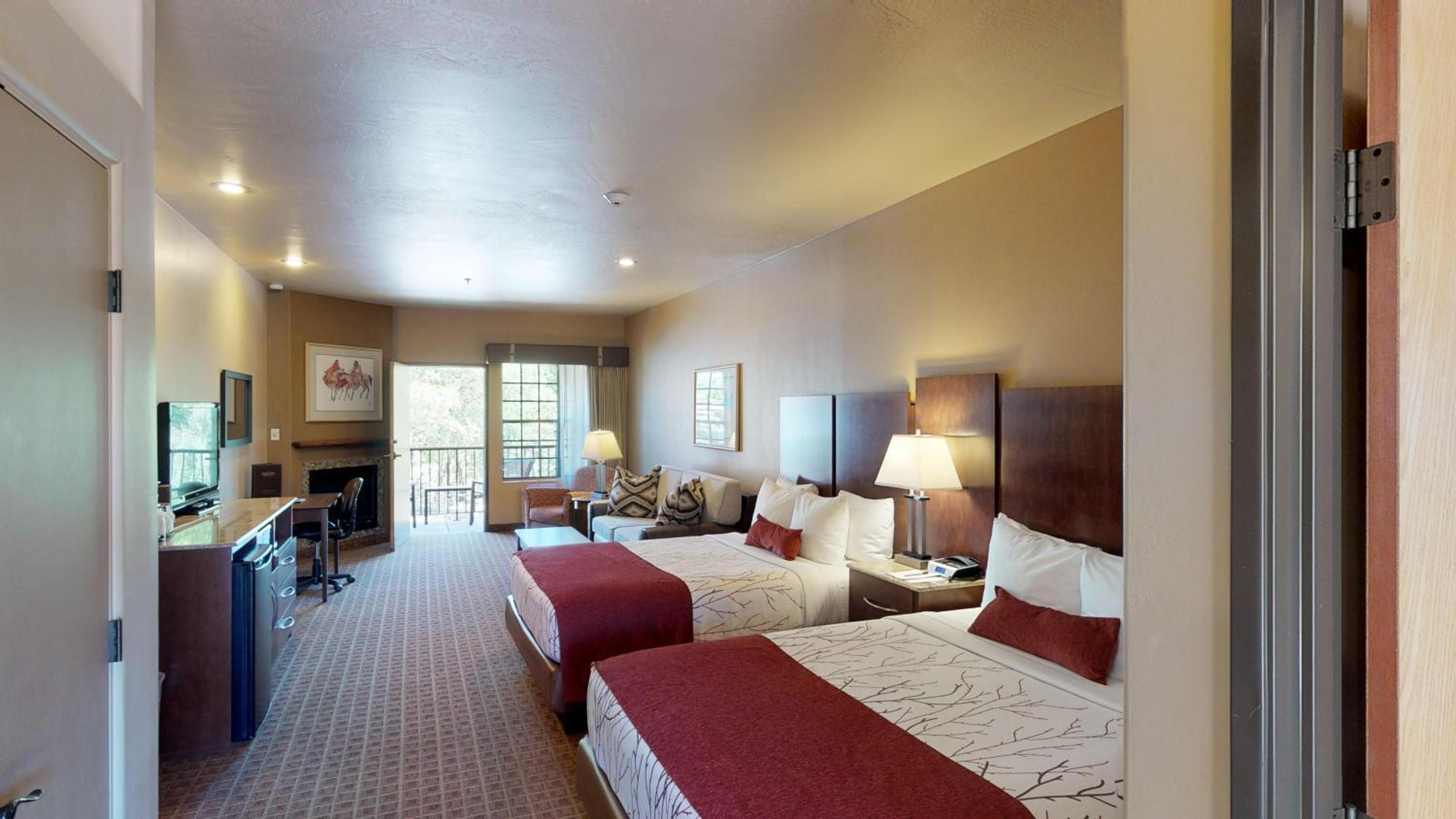 Deluxe Queen Suite