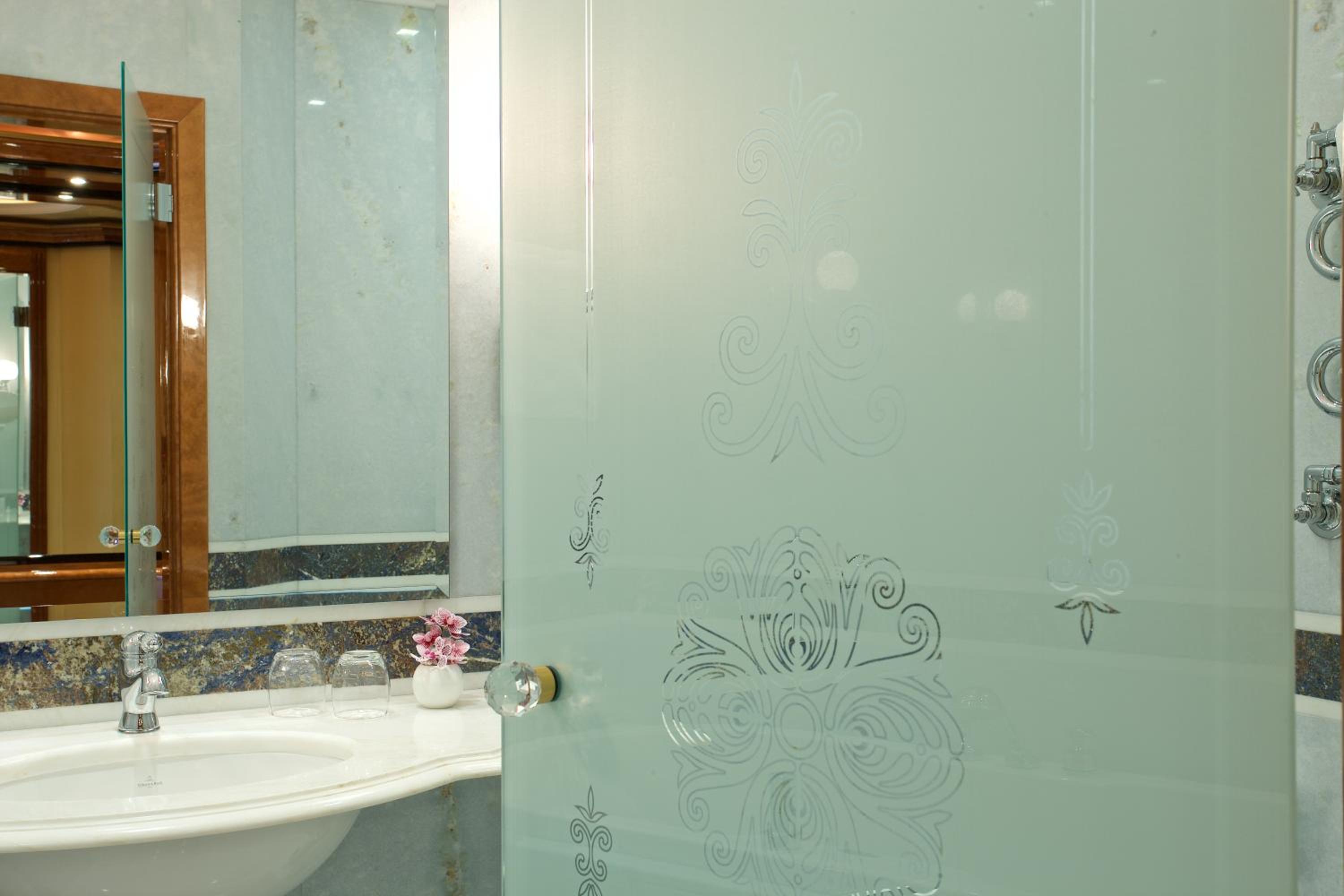 Junior Suite with Park View - Photo 11