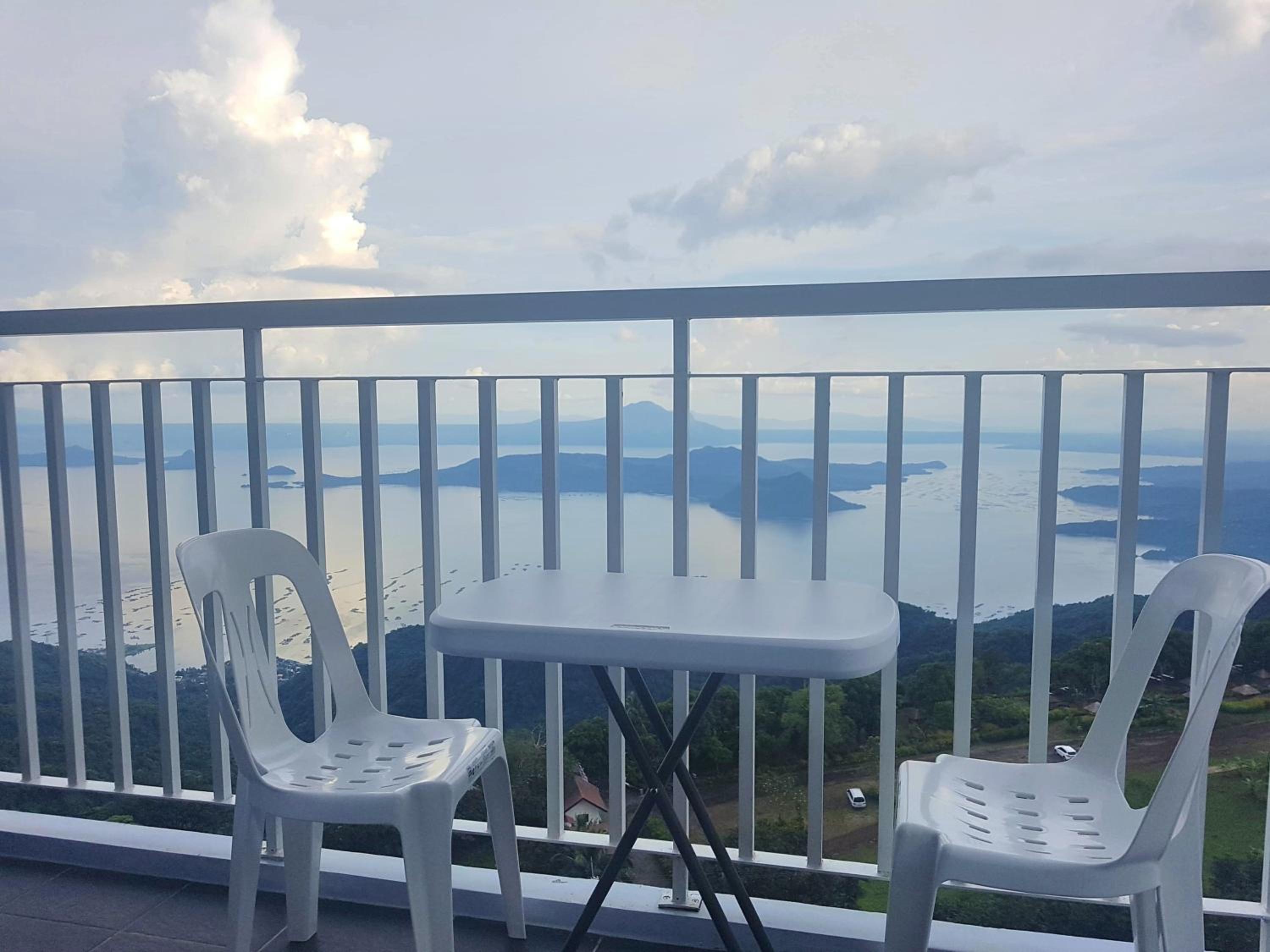 One-Bedroom Apartment with Lake View - Photo 1