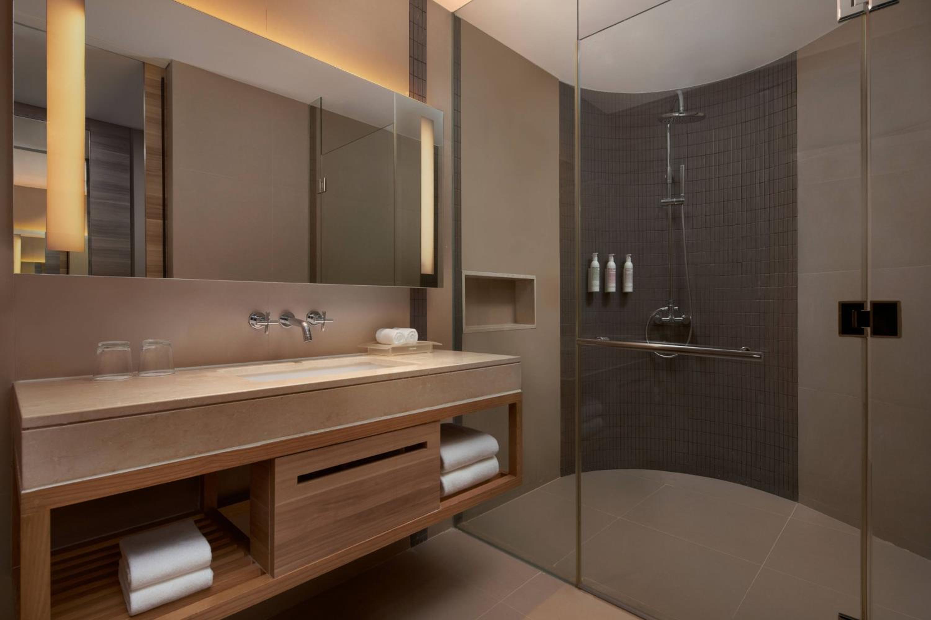 Deluxe King Room with Balcony and Garden View - Photo 4
