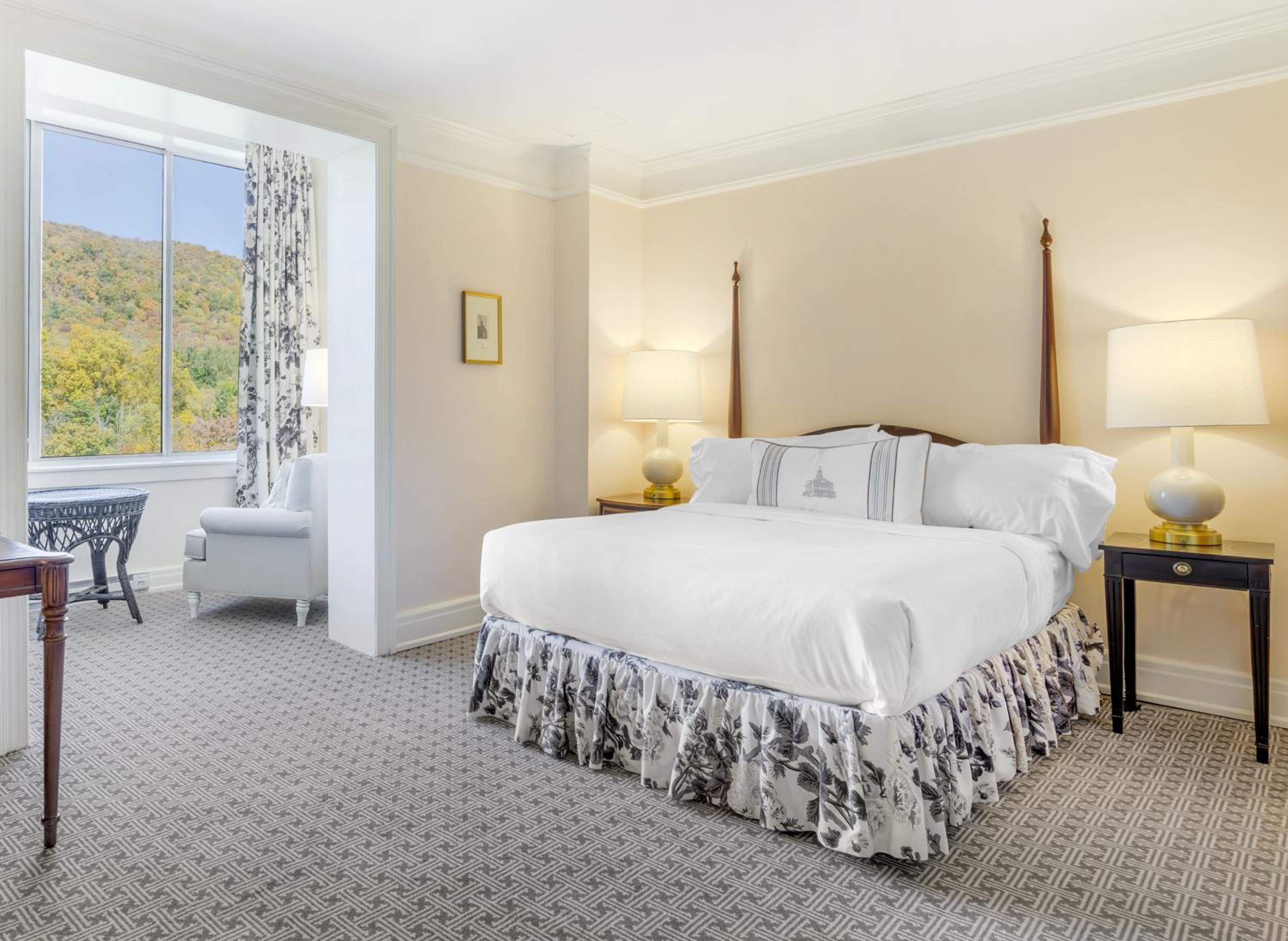 Deluxe View Room 1 Queen Bed