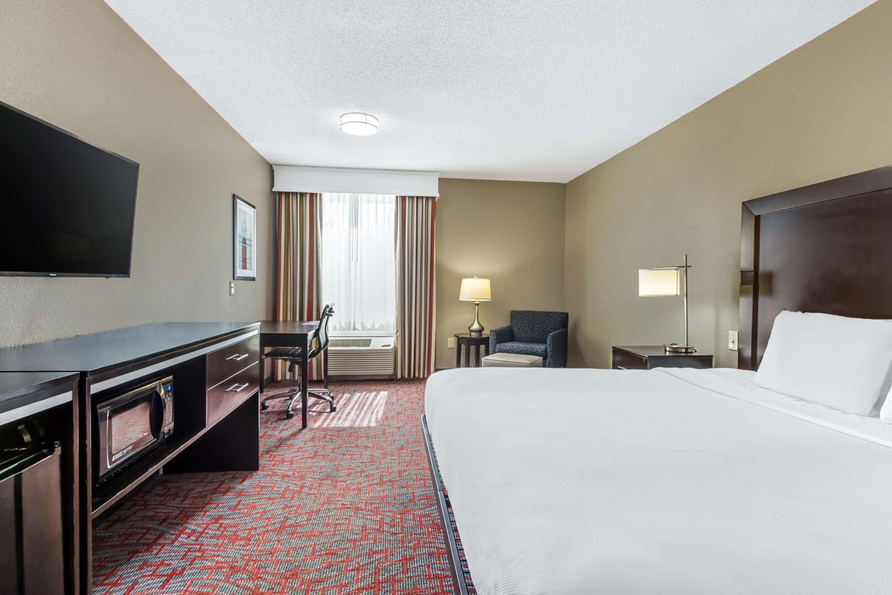 King Room - Non-Smoking - Photo 5