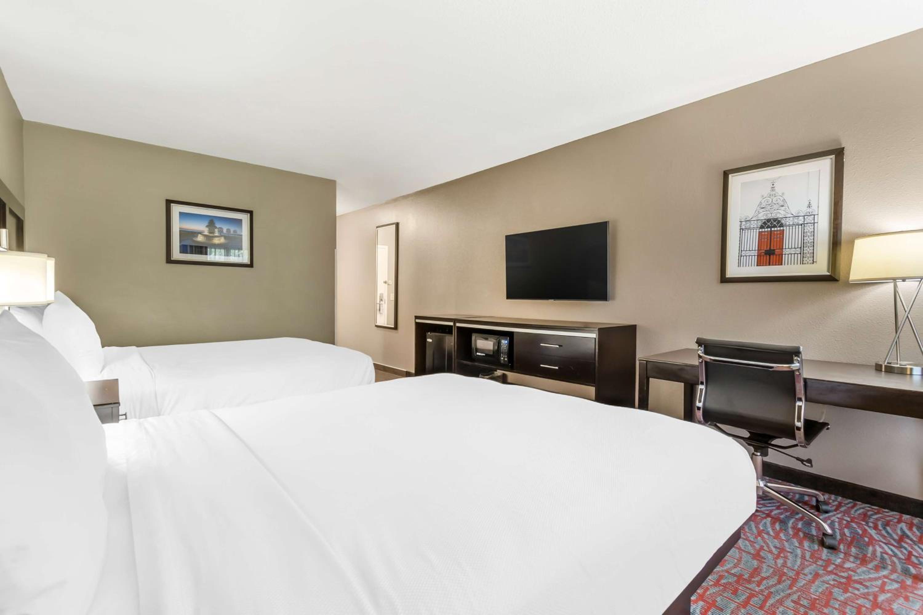 Queen Room with Two Queen Beds - Non-Smoking - Photo 4