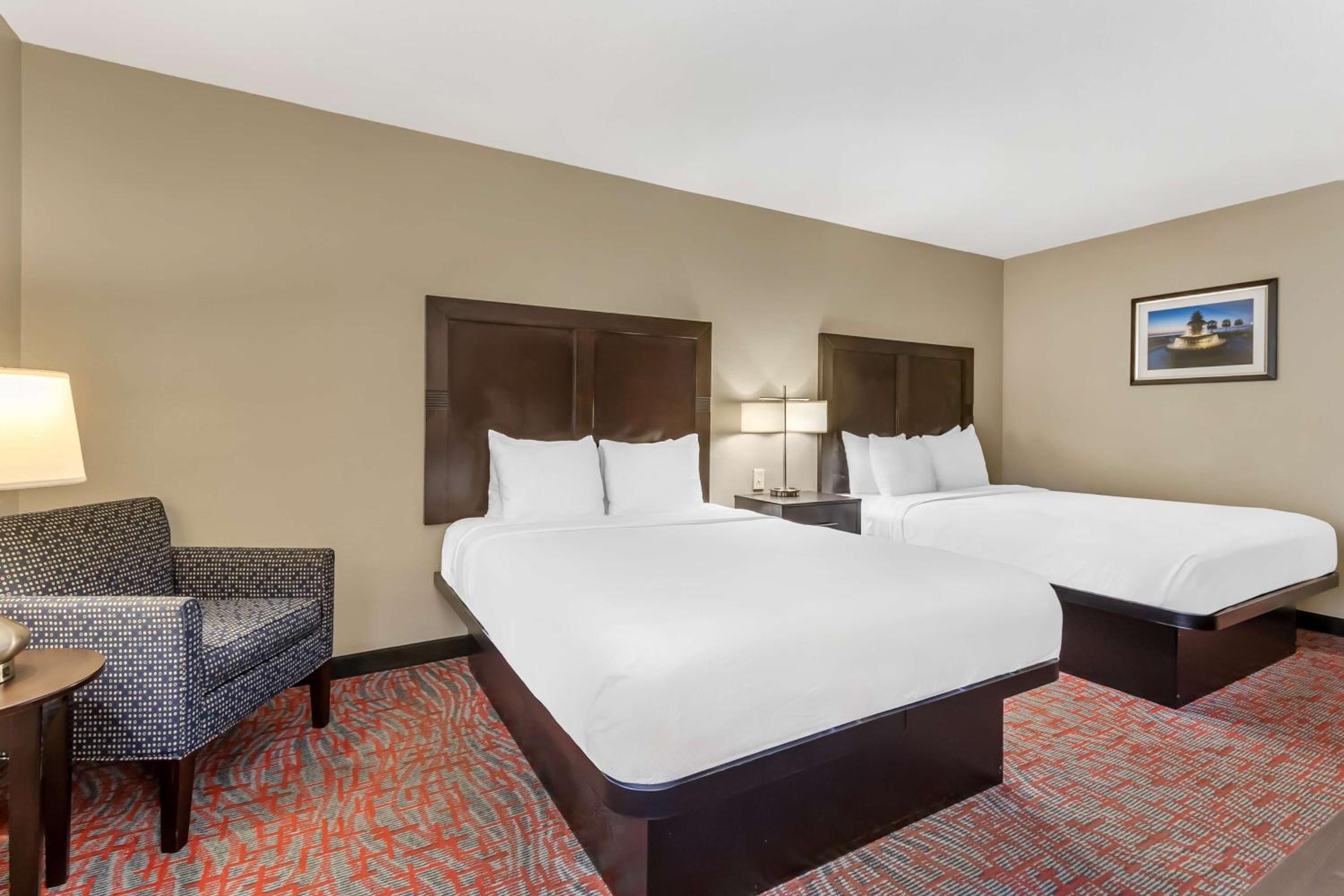 Queen Room with Two Queen Beds - Non-Smoking - Photo 5