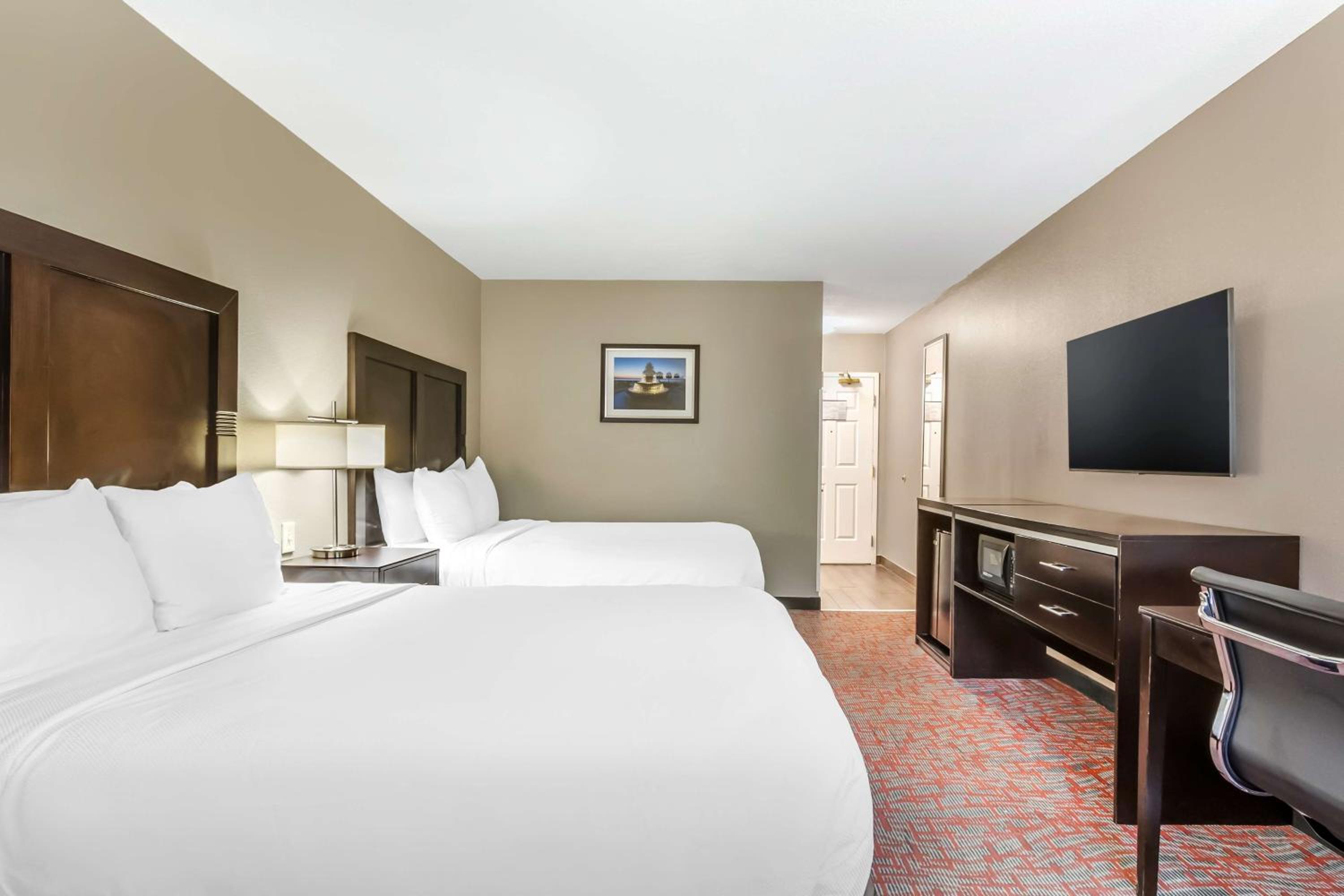 Queen Room with Two Queen Beds - Non-Smoking - Photo 2