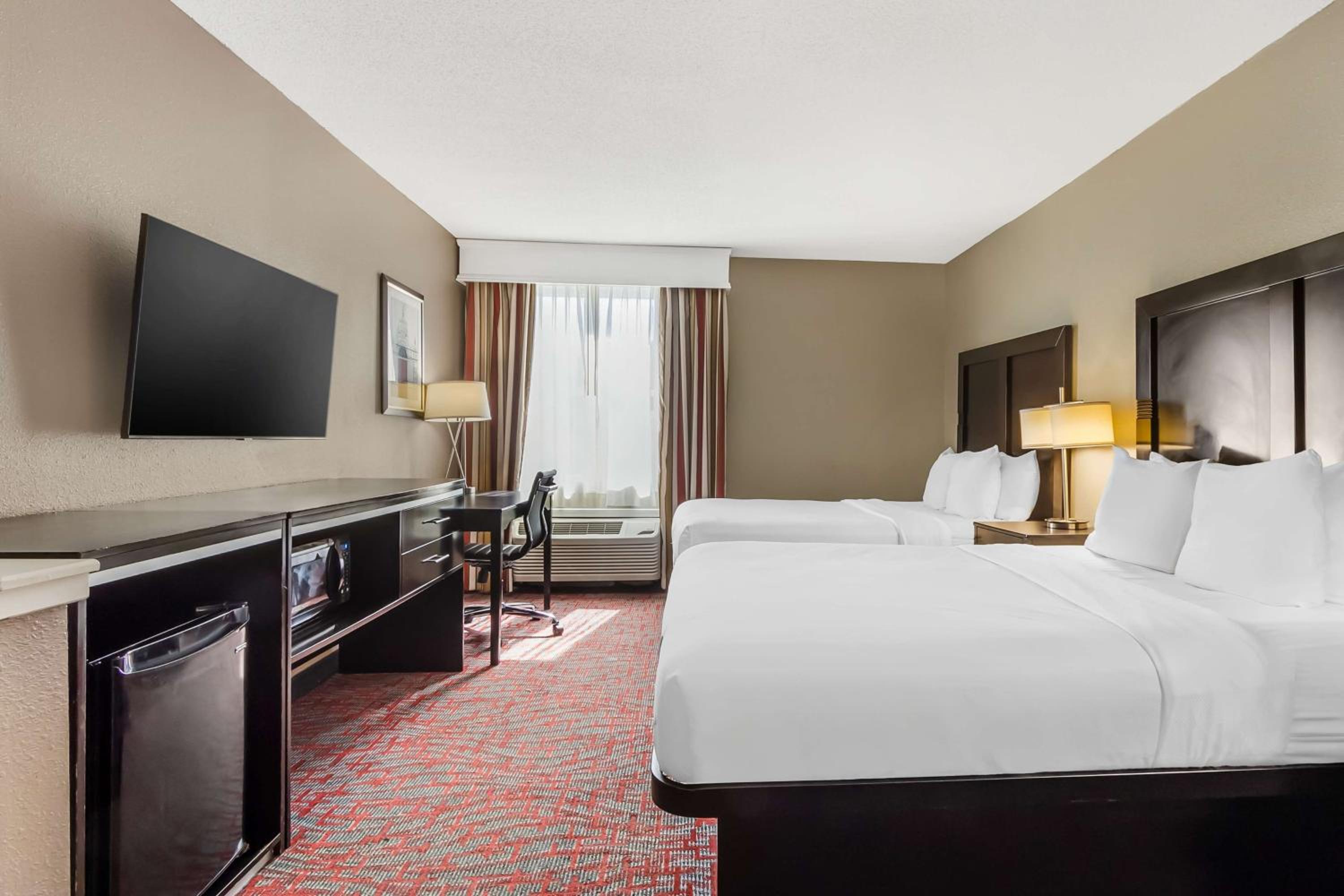 Queen Room with Two Queen Beds - Non-Smoking - Photo 6